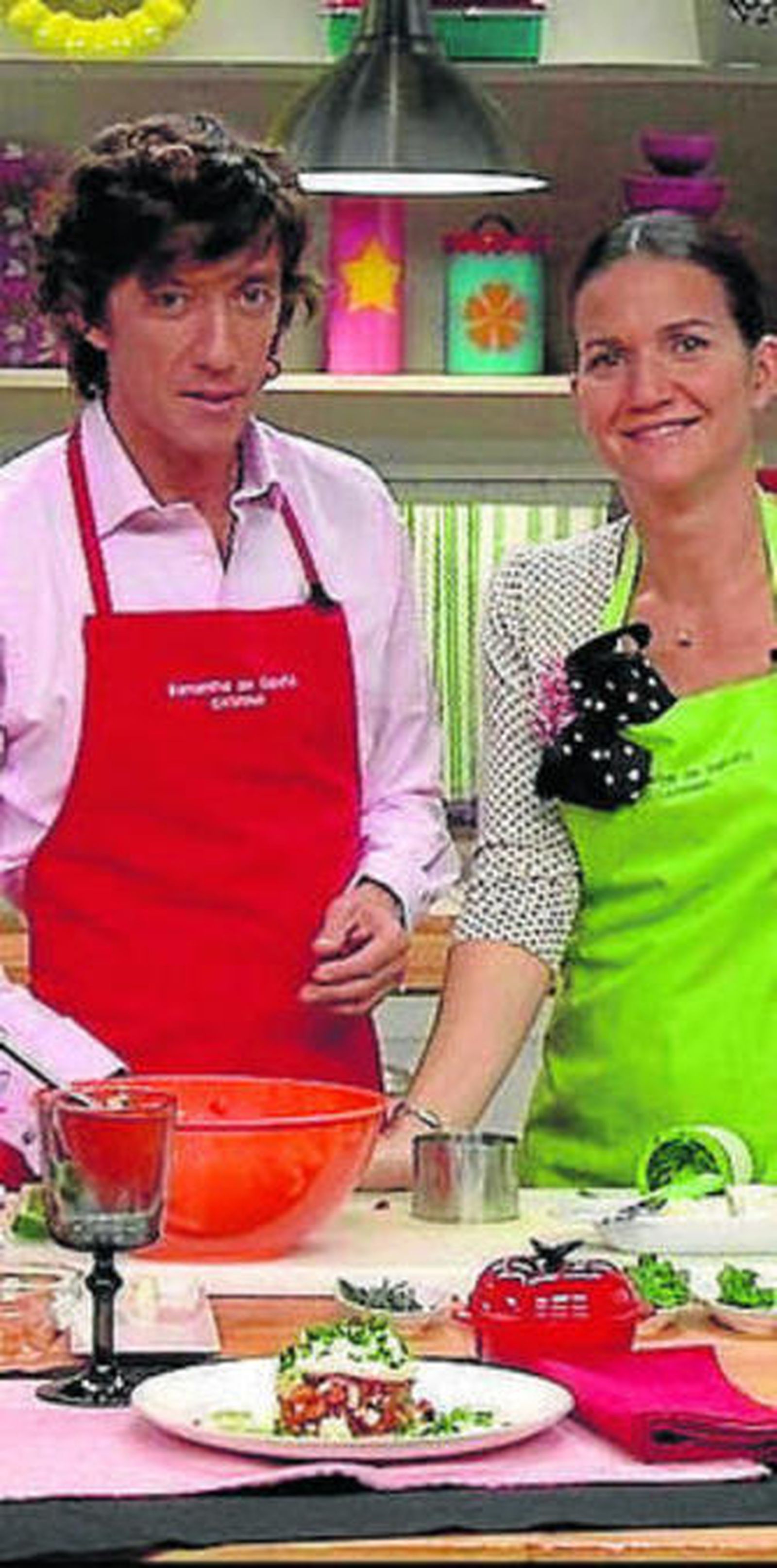 Colate se pone el delantal en la tele con su hermana