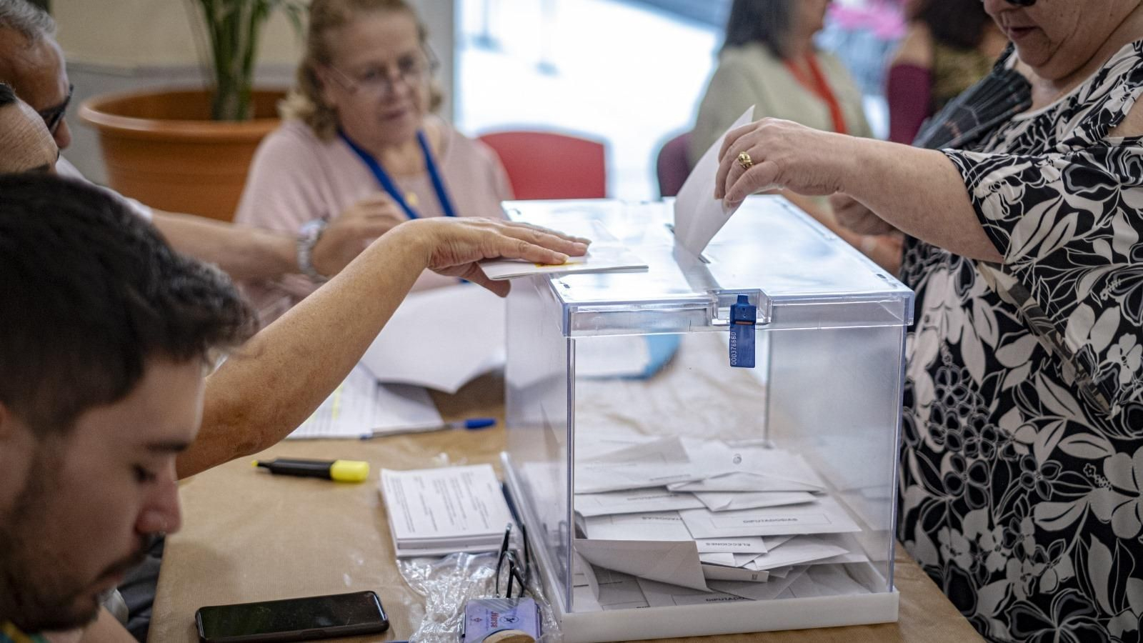 Una mujer vota en las elecciones europeas del 9-J.