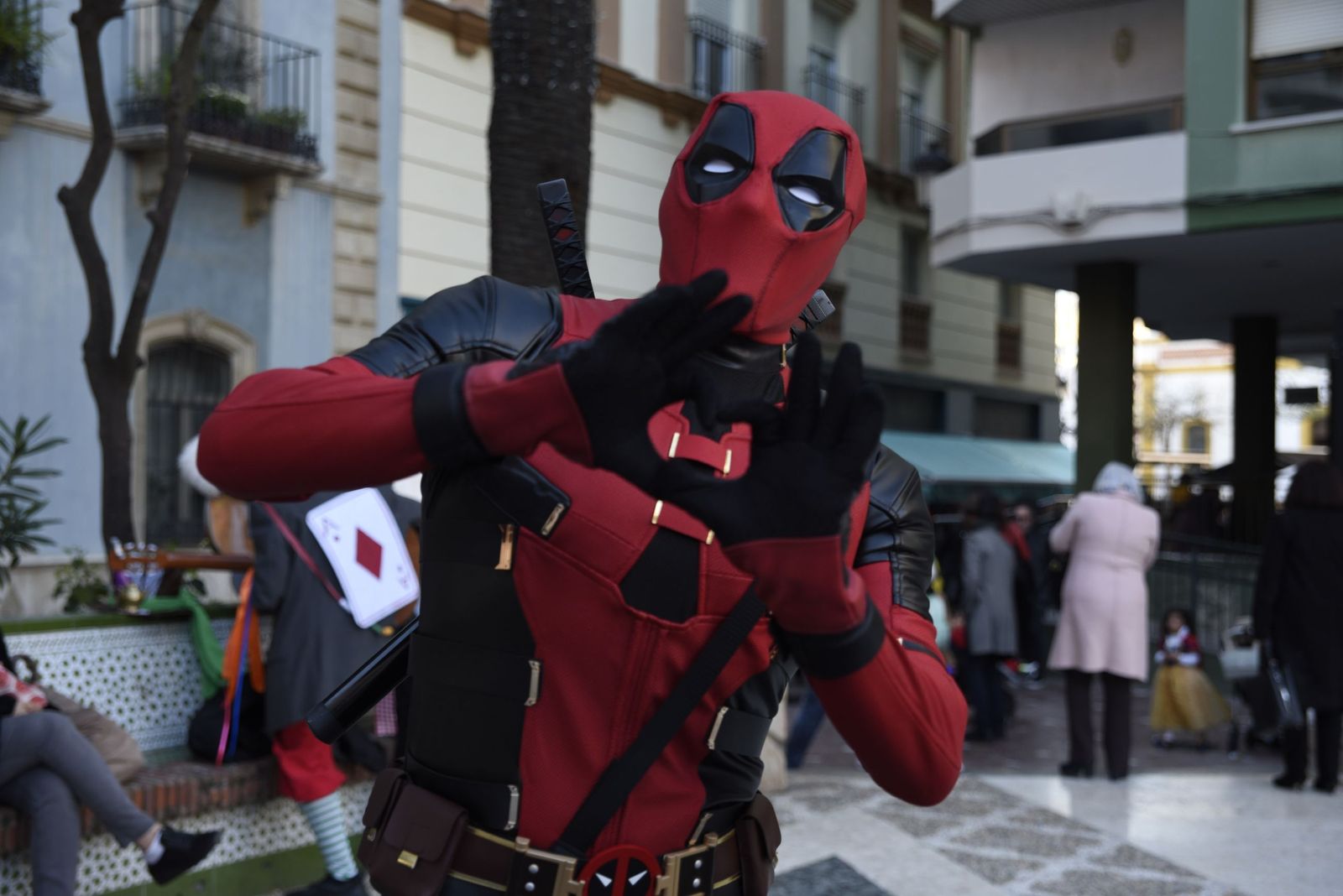 Búscate en las fotos de la fiesta en la calle del sábado en el Carnaval de la Concha Fina de La Línea