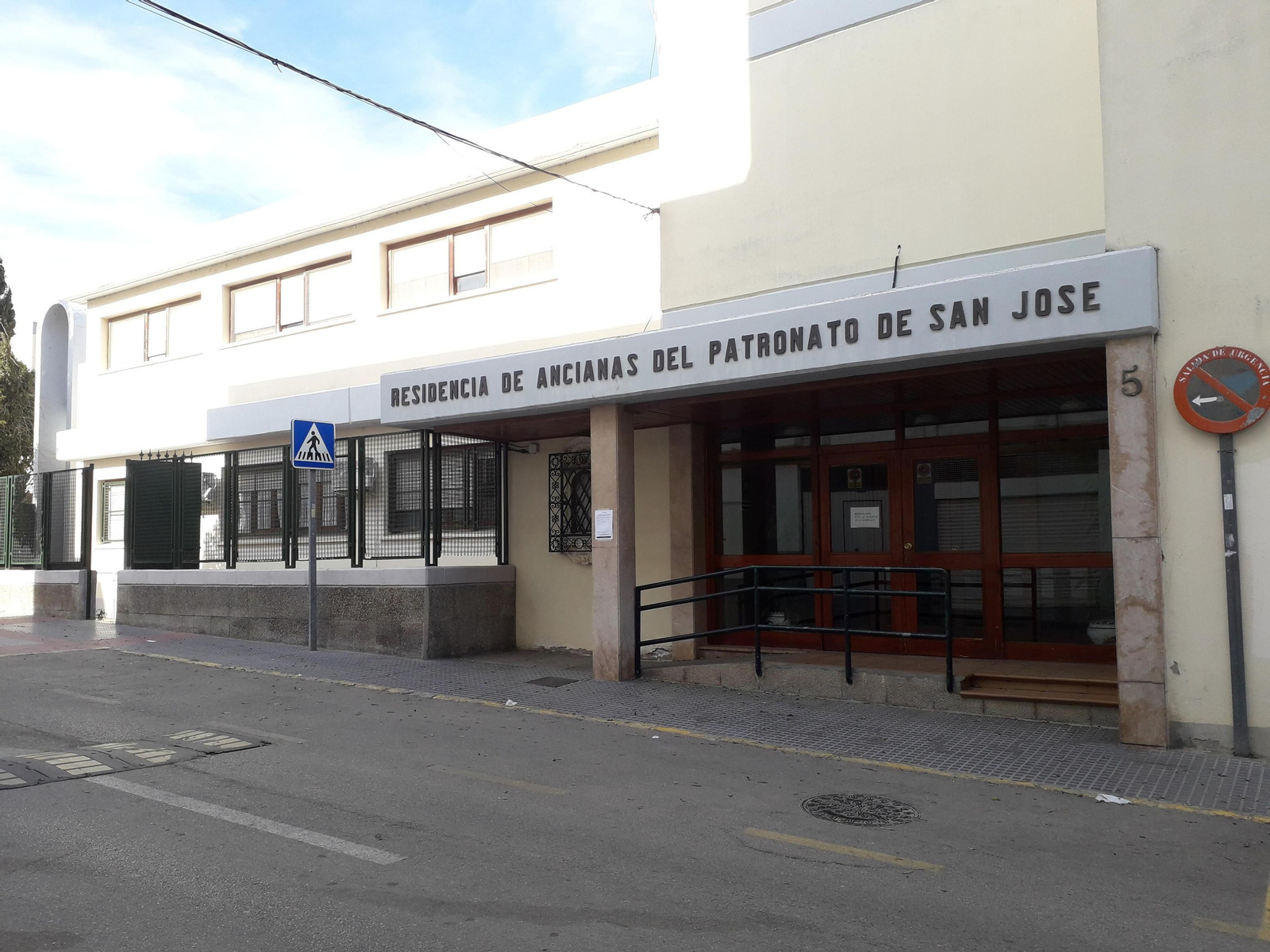 Fachada y acceso principal de la residencia de San José, en la calle Tomás del Valle.