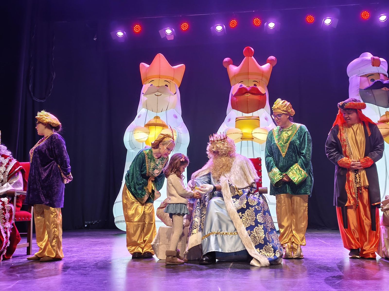 Adra recibe a Melchor, Gaspar y Baltasar en un Auditorio hasta la bandera, en imágenes