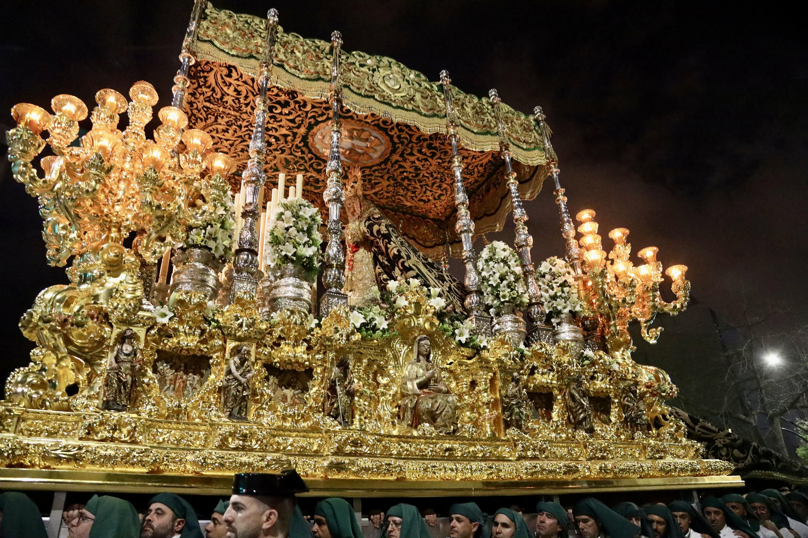 La Esperanza en su procesión del Jueves Santo en Málaga, en fotos