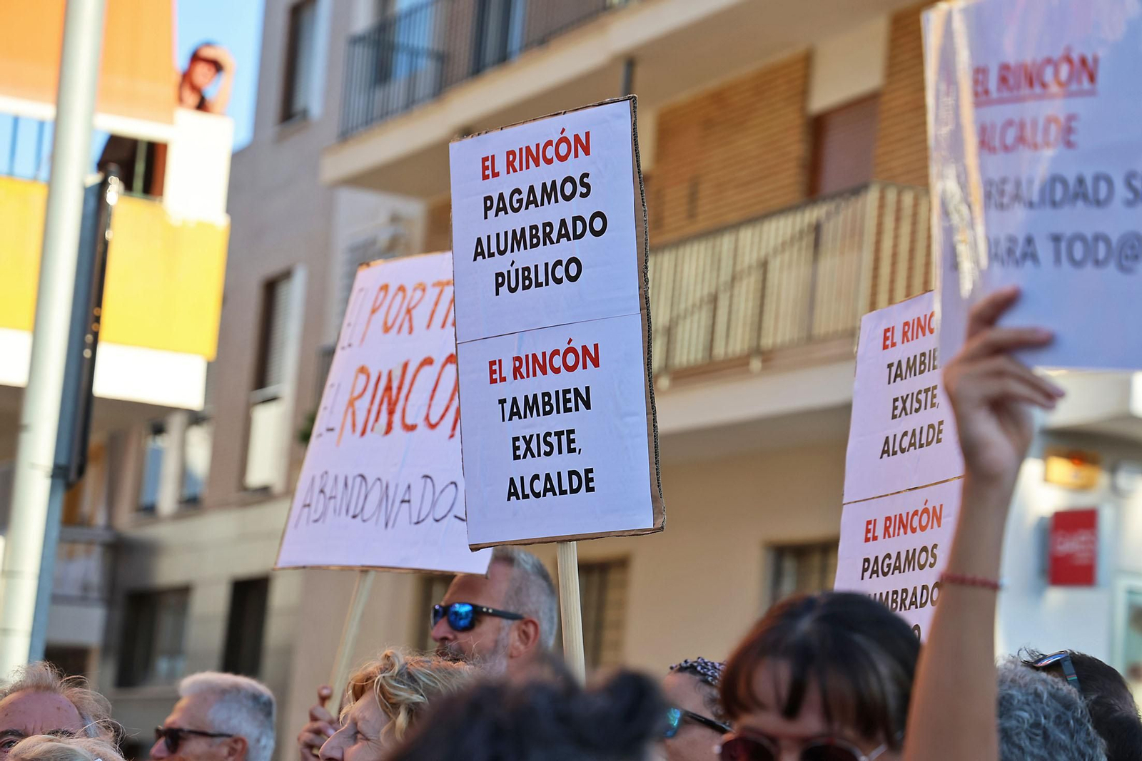 Imágenes de la concentración de los vecinos del Portil por el abandono de la playa