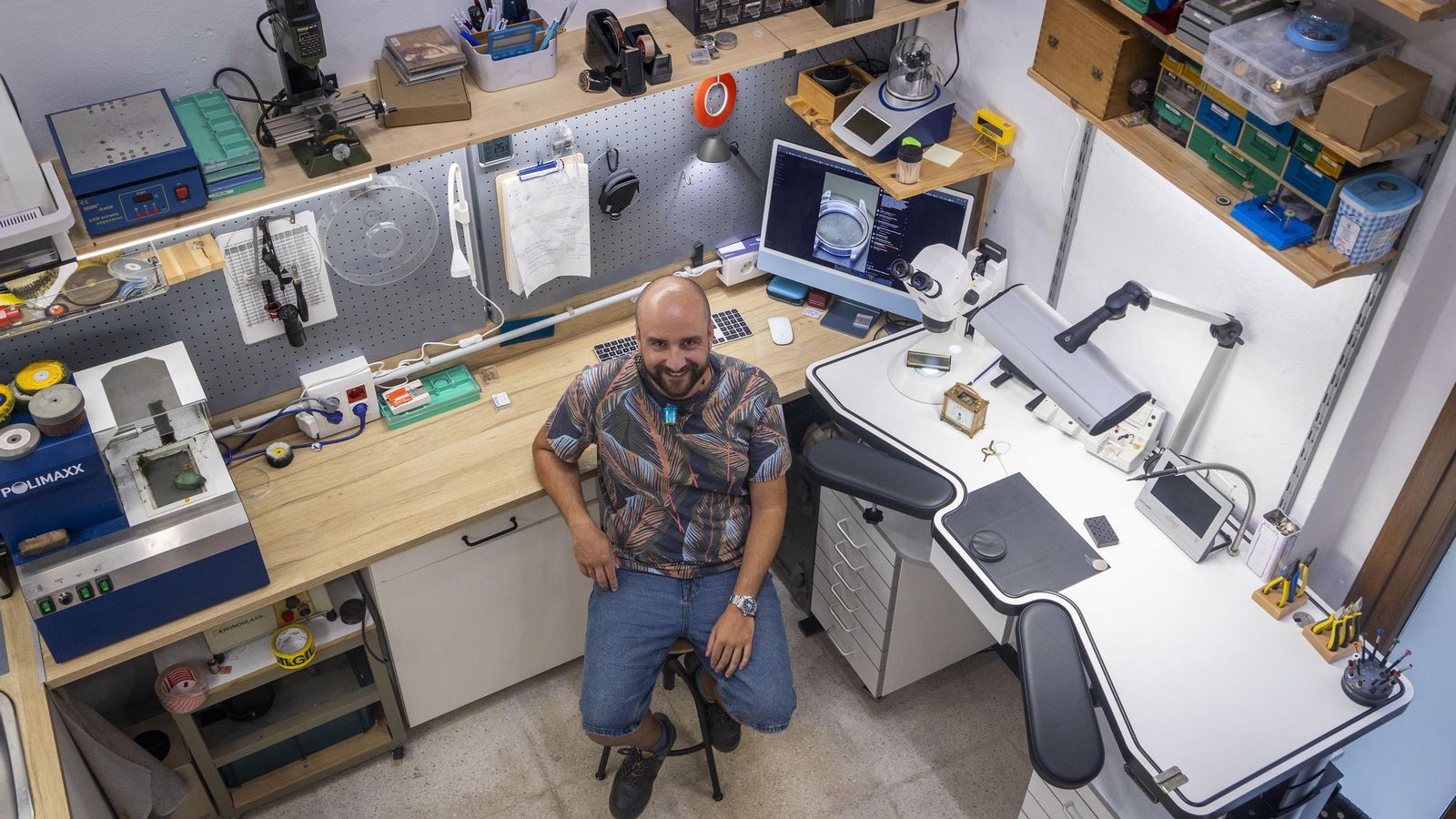 Jesús Moreno, en su taller de relojería de la calle Santo Domingo, de Cádiz.