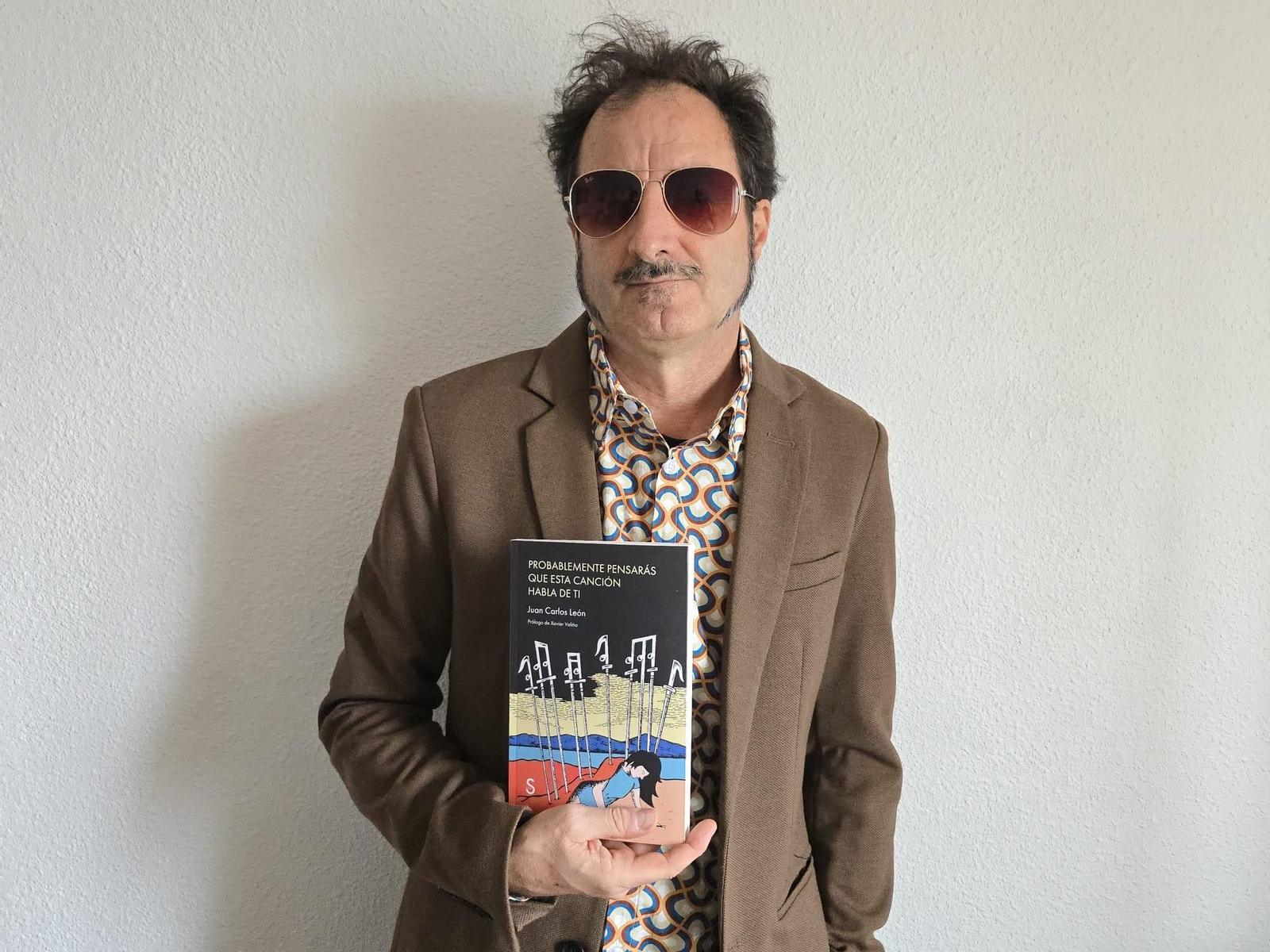 Juan Carlos León, con su nuevo libro.