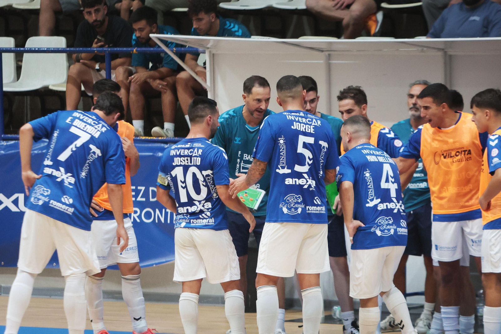Imágenes del encuentro Xerez Toyota-Alchoyano en el Polideportivo Ruiz-Mateos de Jerez