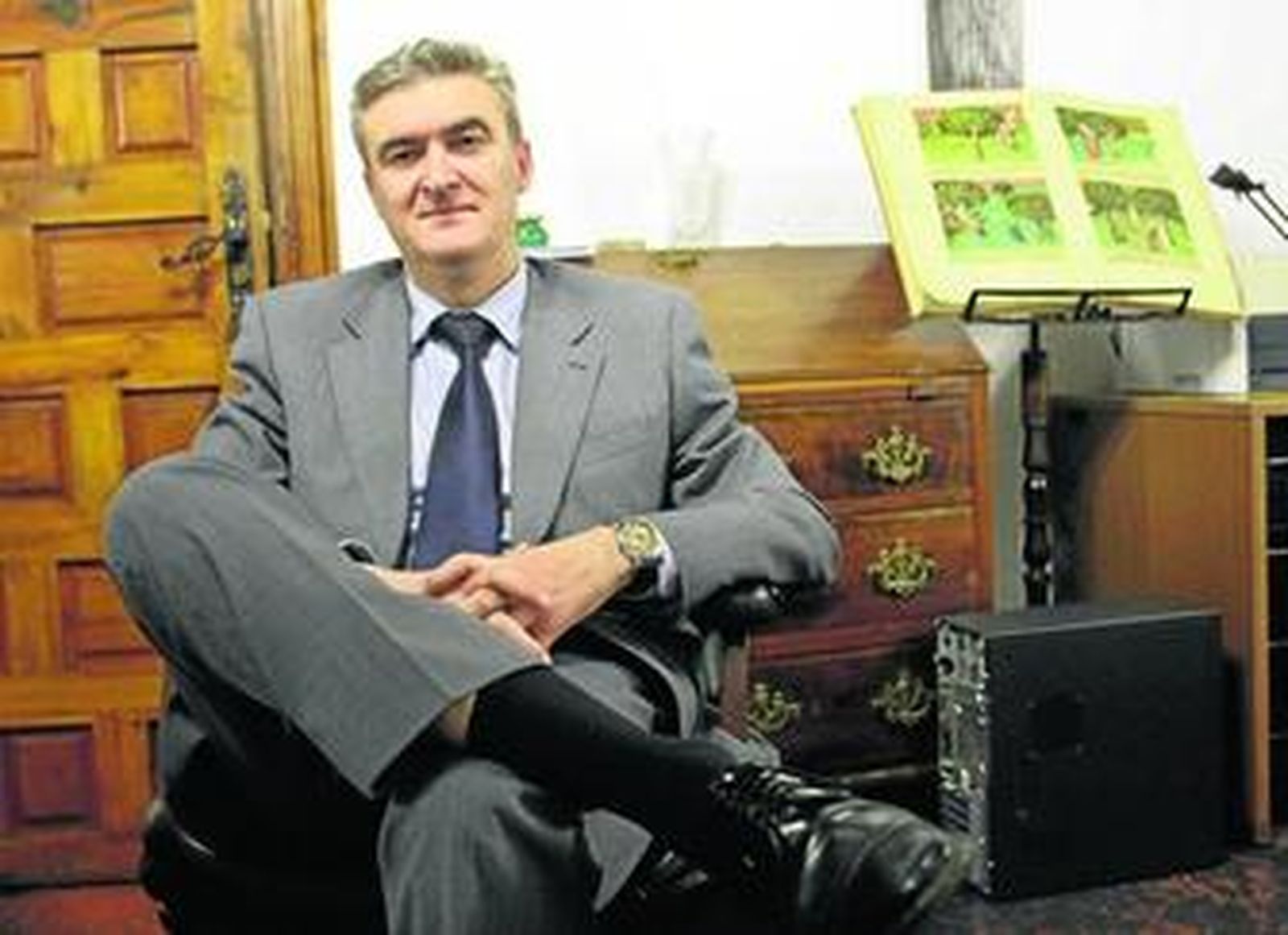 Andrés Navarro Galera, ayer, en la oficina de Gerencia de la Universidad de Granada.