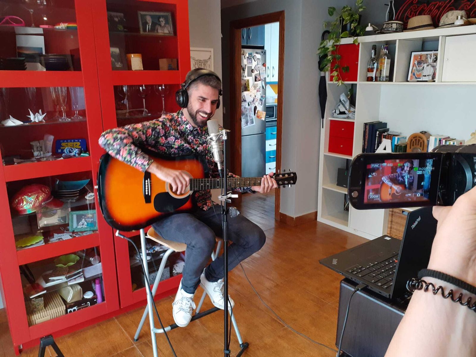 Ale Sandino, uno de los integrantes de Sombra Doble, durante una de las pruebas de sonido para los conciertos.