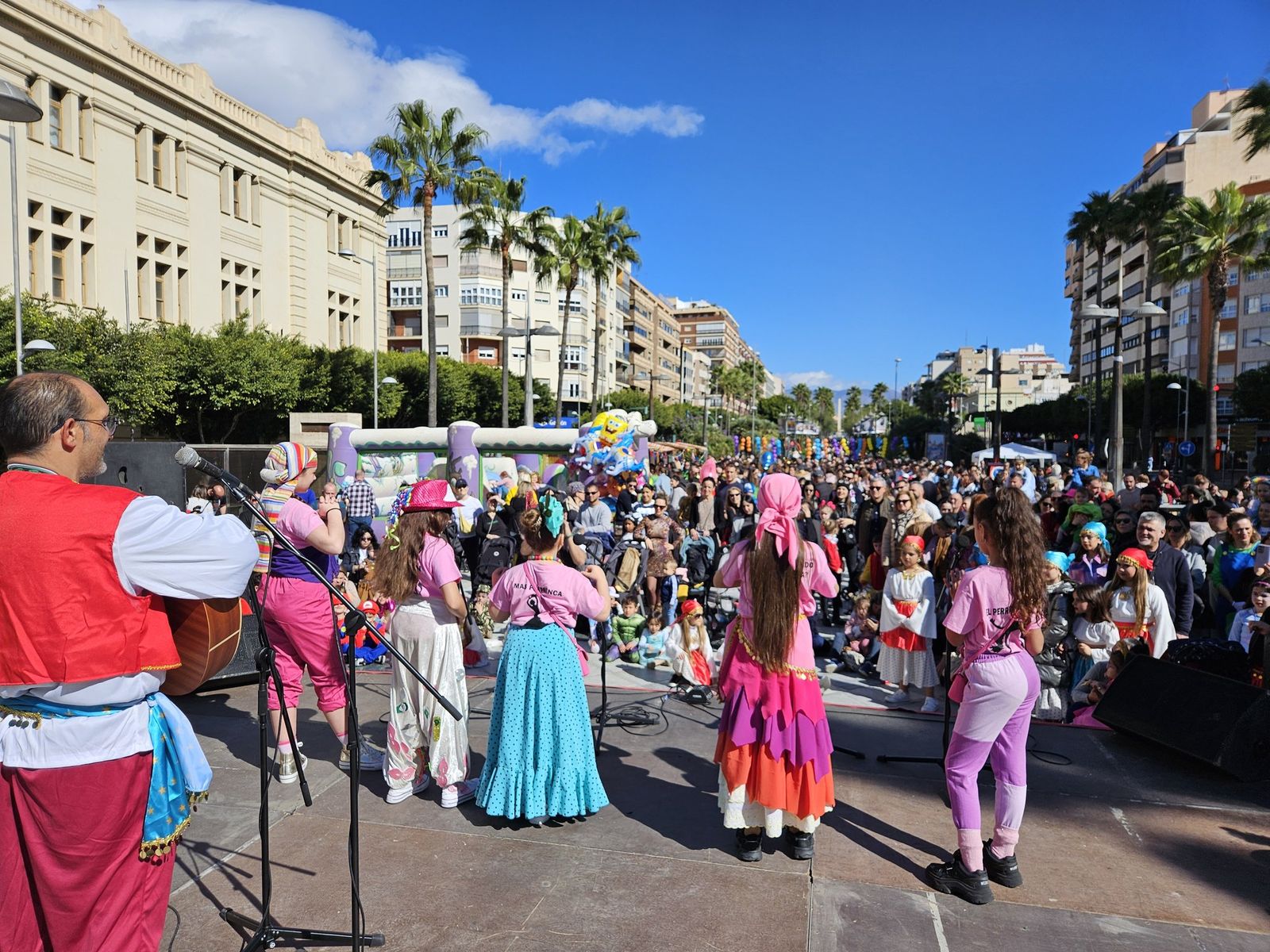 Uno de los grupos de Carnaval actuando en plena Rambla.