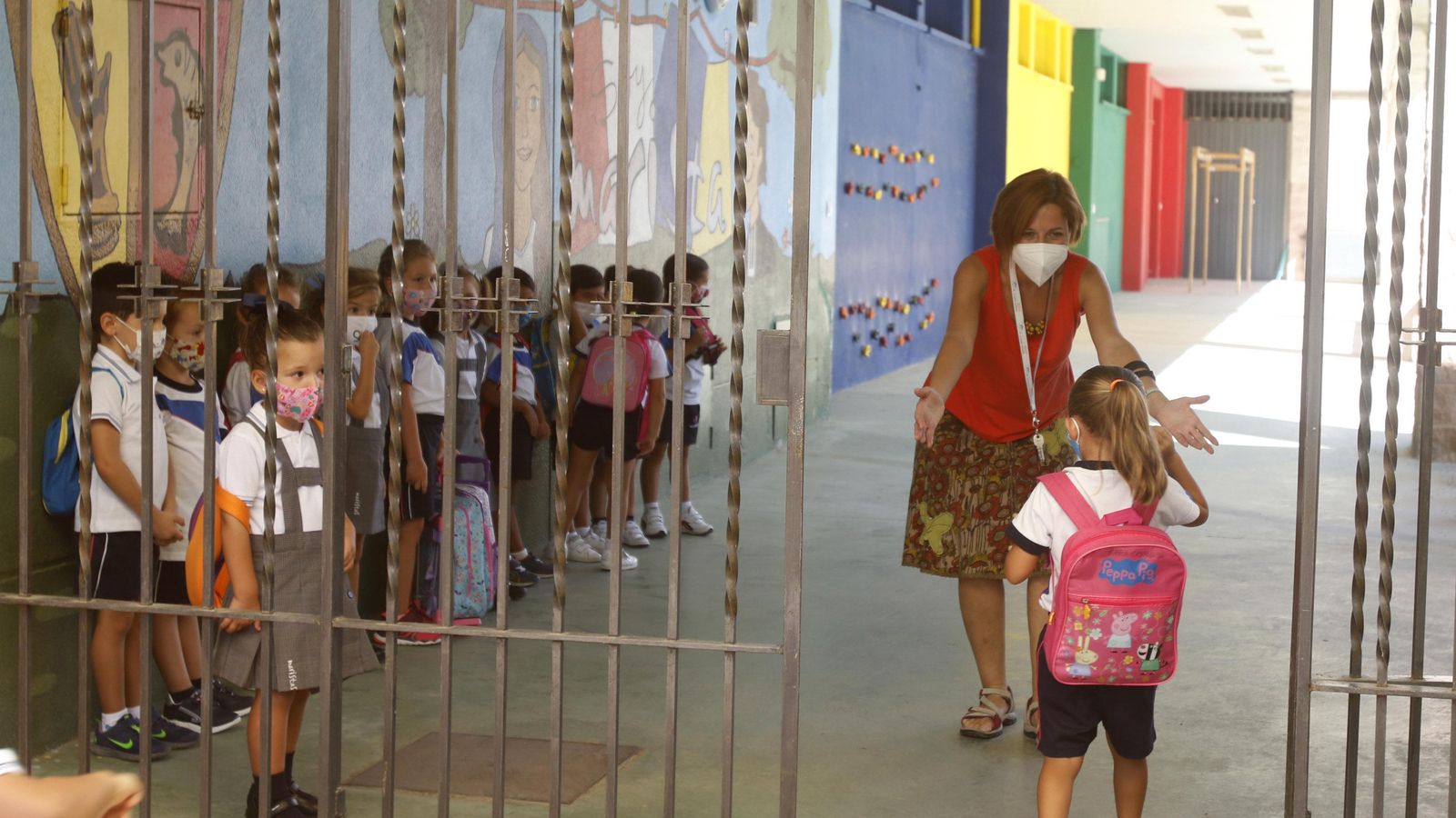 Entrada del alumnado en el colegio Cervantes.