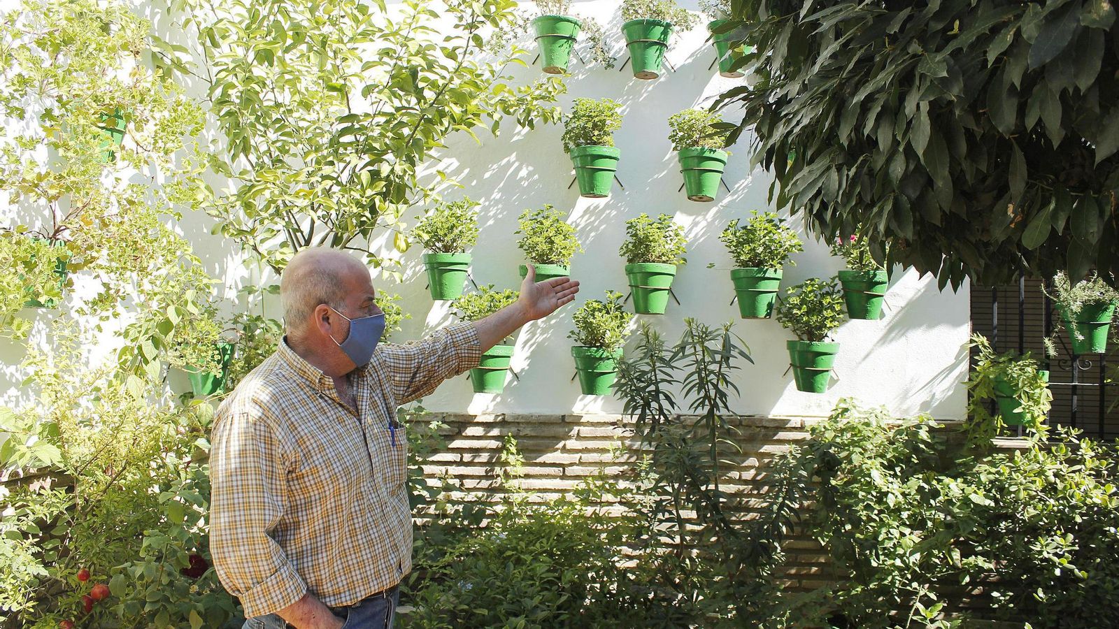 Francisco Martín muestra el cuidado de sus macetas en otoño