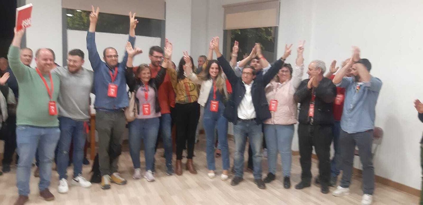 Manuel Martínez Domene celebra la mayoría absoluta con sus compañeros de partido tras conocer el resultado de las elecciones 2023