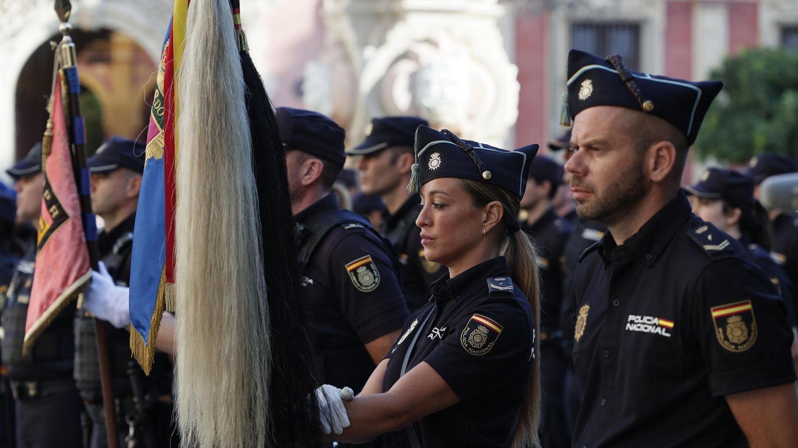 Los banderines de las distintas unidades, formados este miércoles en Sevilla.