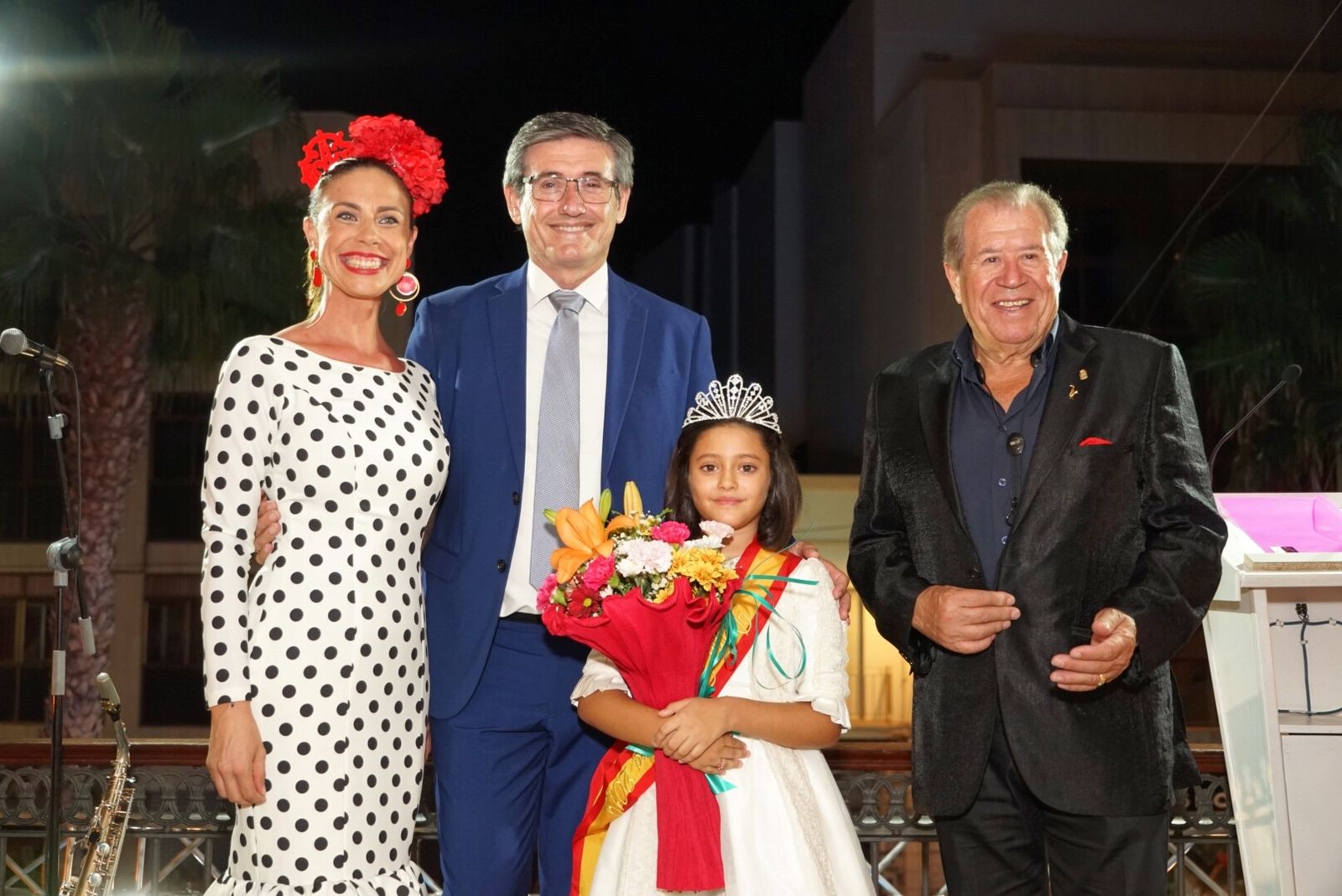 Fotogalería de las fiestas de Adra con el desfile de carrozas y la actuación de Juan Mena