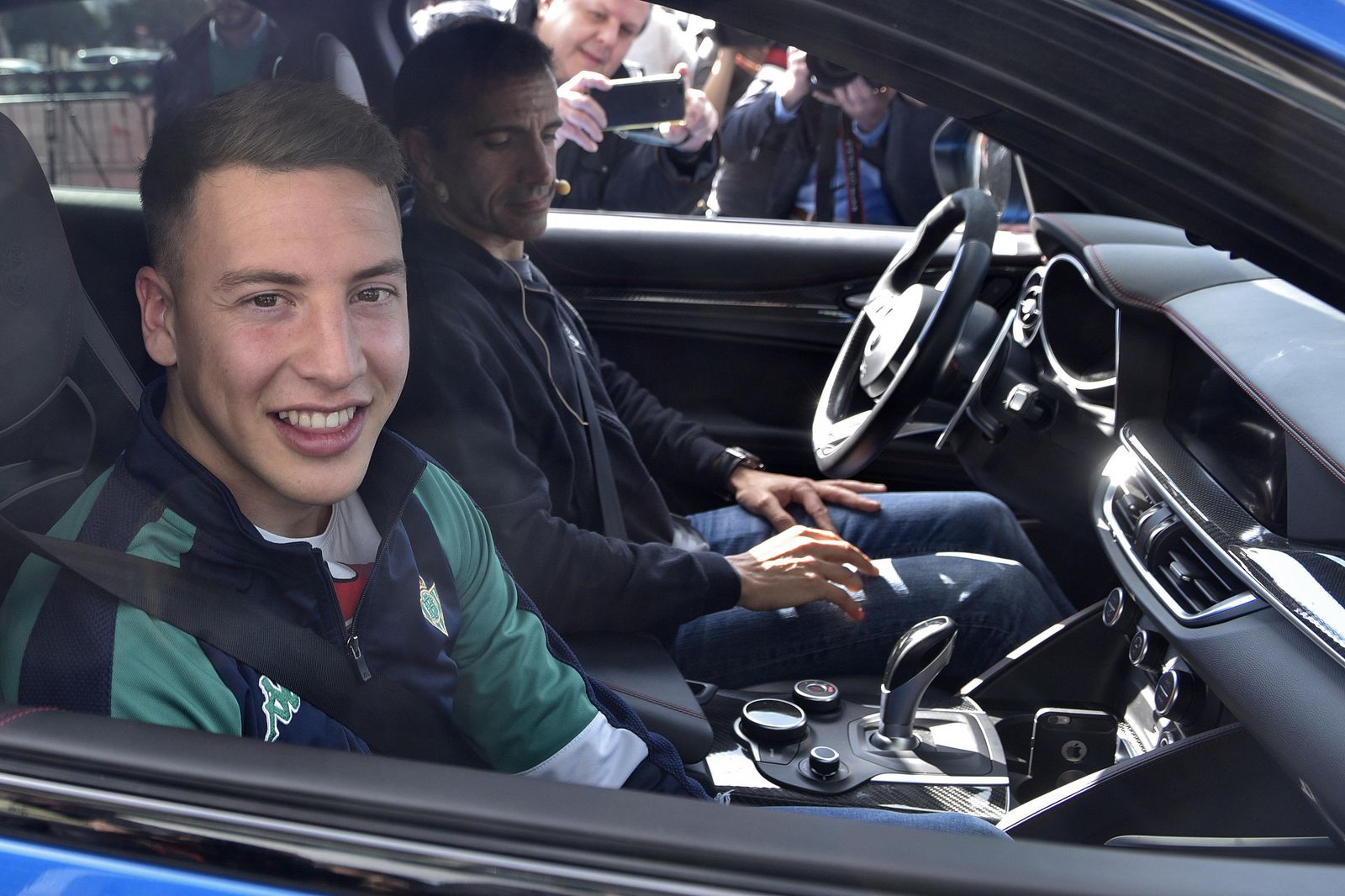 Las imágenes de la entrega de sus nuevos Alfa Romeo a la plantilla del Betis
