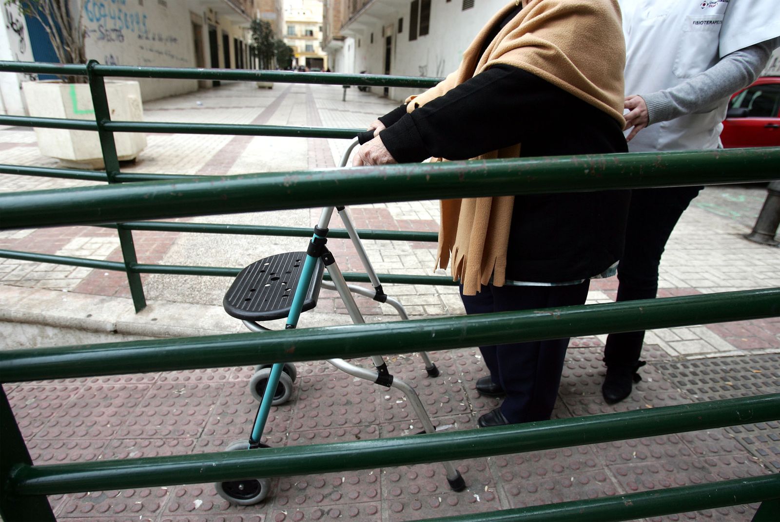 Imagen de archivo de una cuidadora de personas mayores.