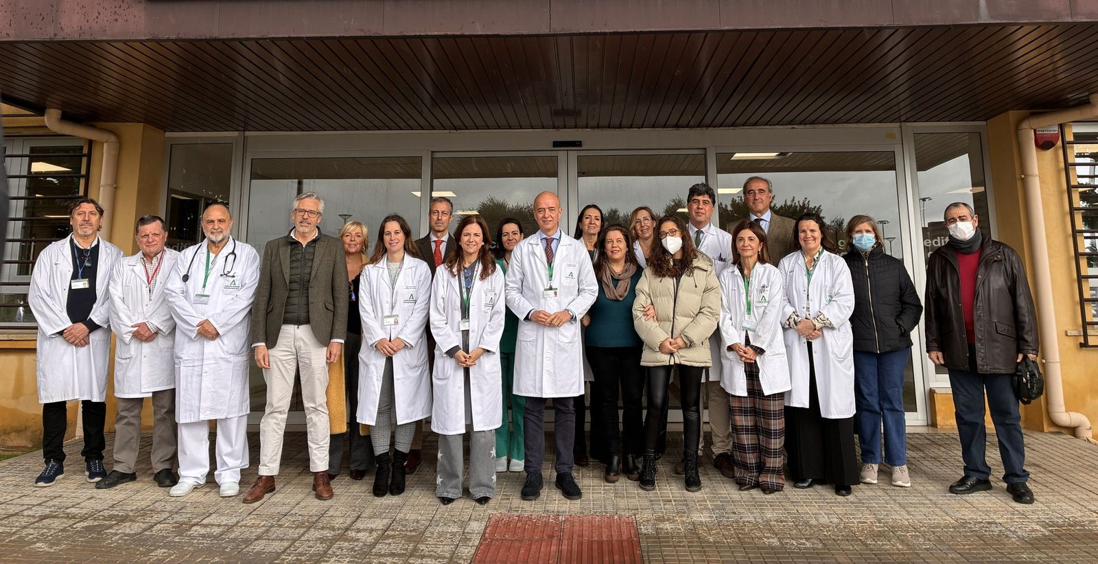 Profesionales de distintas unidades del Reina Sofía, con Sofía, trasplantada de riñón, y su madre Yolanda.
