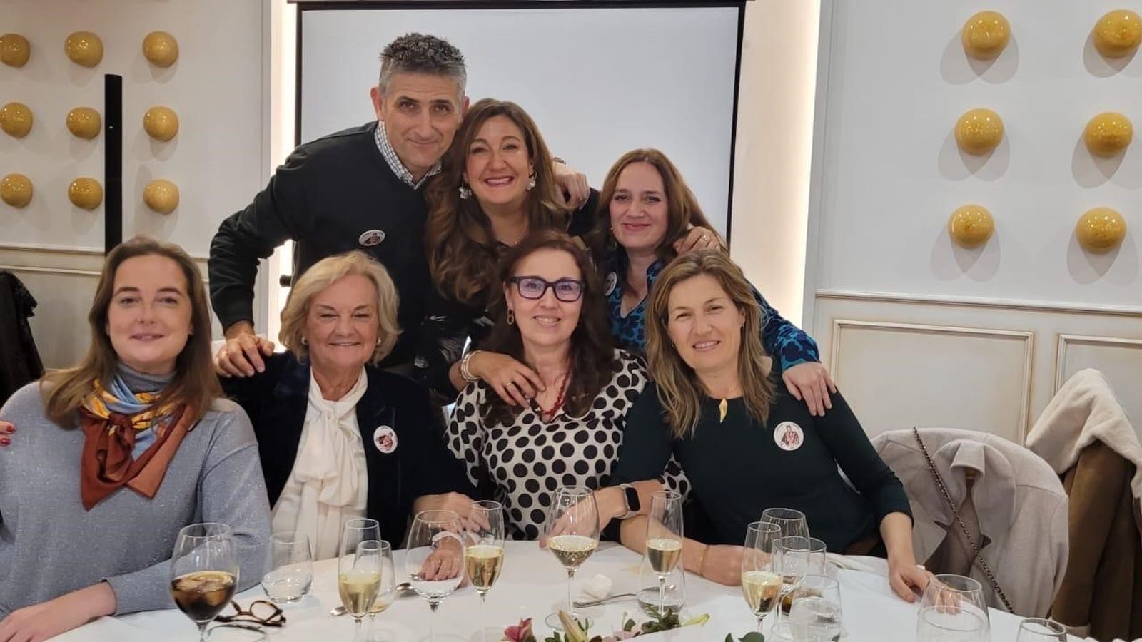 Claudia Gómez, Enka Mena, Miguel Mora, Marta Hidalgo, Vicenta Díaz, Pepe Mariño y Mila Casal.