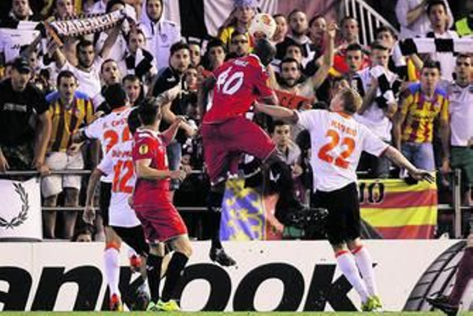 El camerunés M'Bia cabecea a la red el balón para hacer el histórico gol que clasifica al Sevilla para la final de Turín.