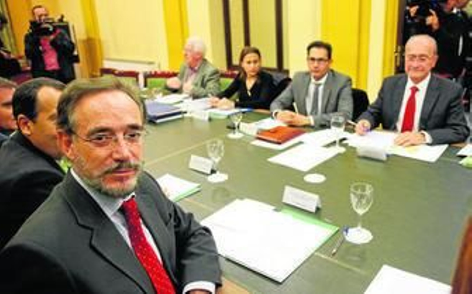 López, en primer plano, y De la Torre, al fondo, en la reunión celebrada ayer.