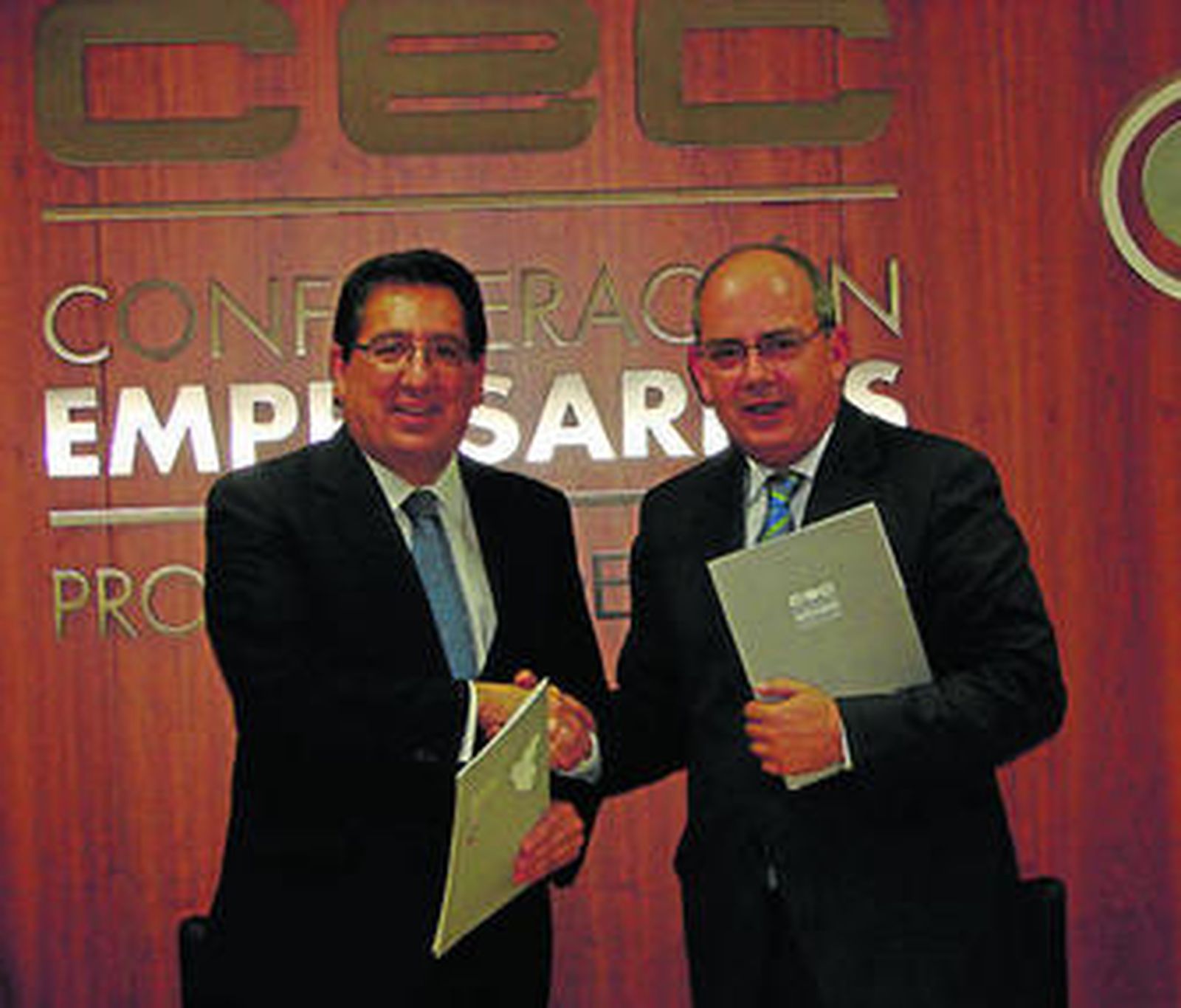 Antonio Pulido (izq.) y Javier Sanchez Rojas, tras la firma del acuerdo.