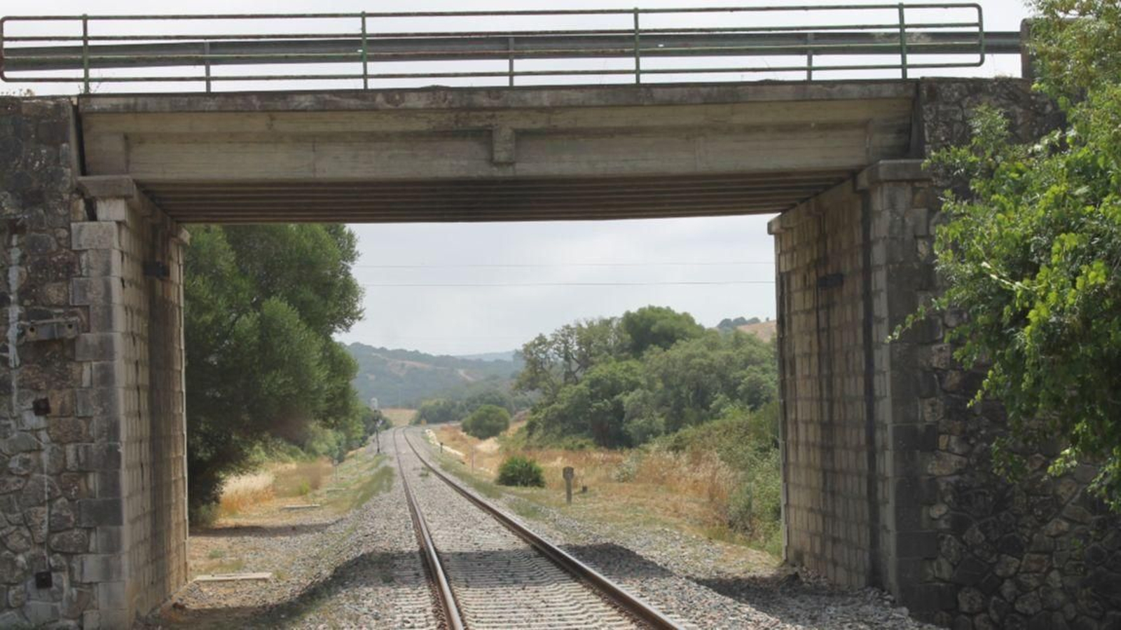 Paso superior en Castellar de la Frontera.