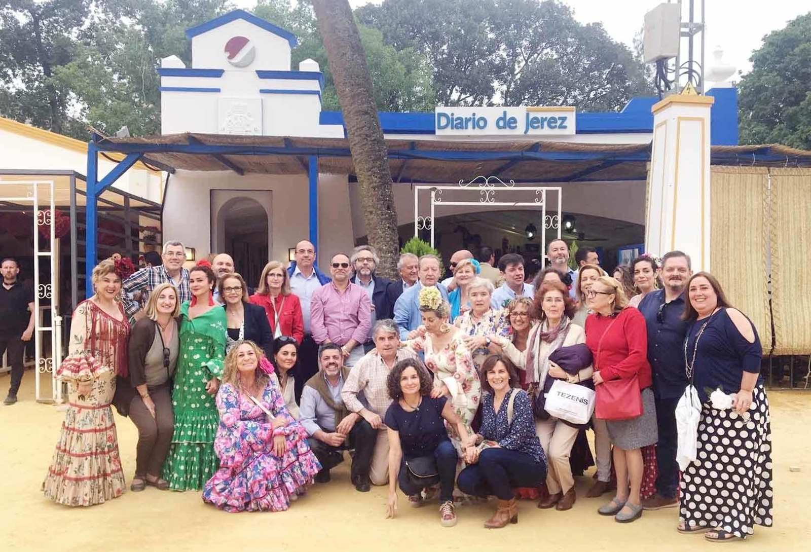 Personal del Campus Universitario de la UCA en Jerez, ante la fachada de la caseta del Diario.