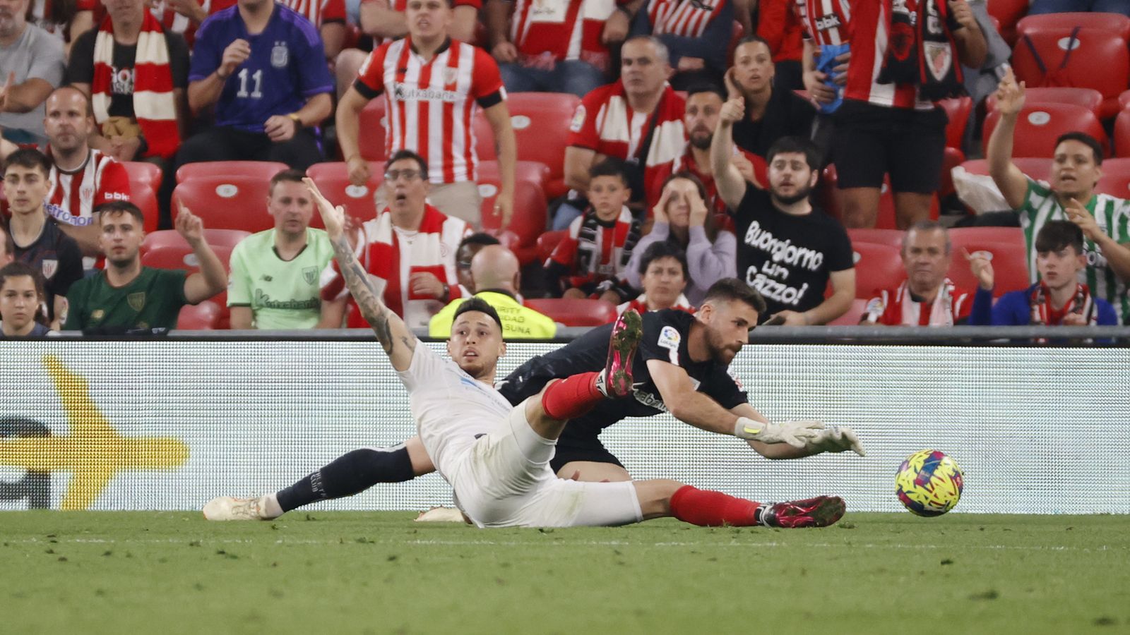 Ocampos reclama el penalti tras el derribo de Yeray Álvarez.