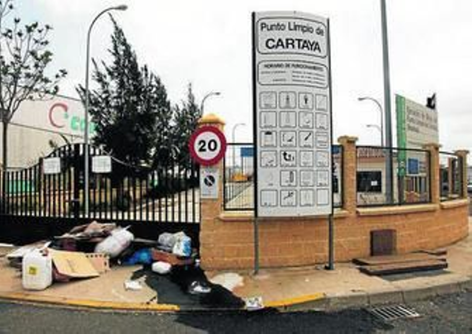 Residuos tóxicos acumulados ante la verja del punto limpio cartayero.