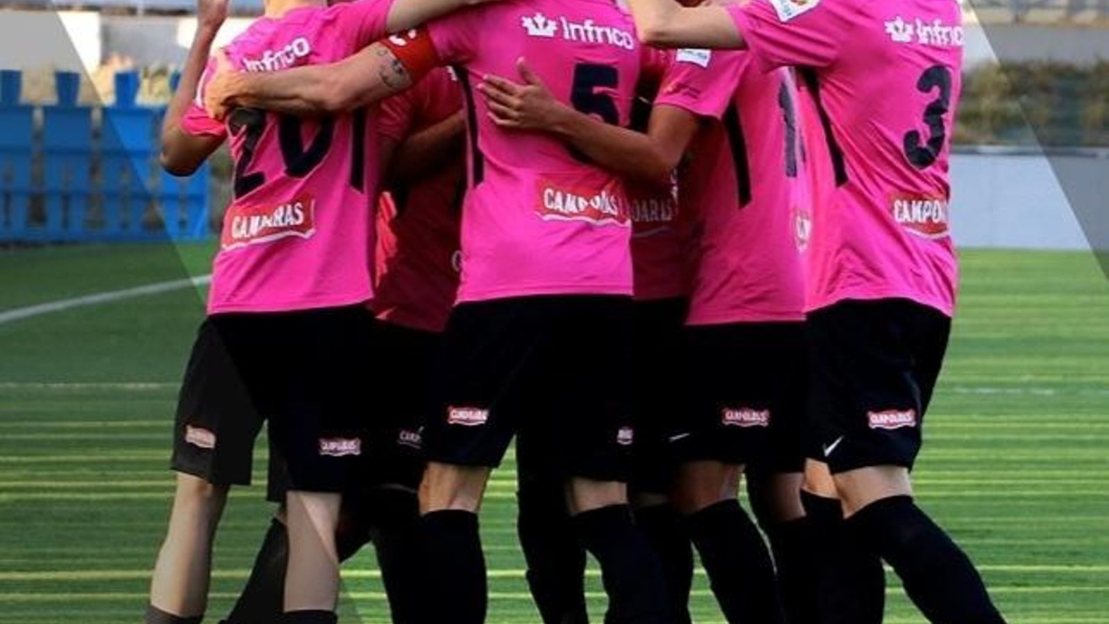 Los jugadores del Ciudad de Lucena se abrazan tras un gol fuera de casa.