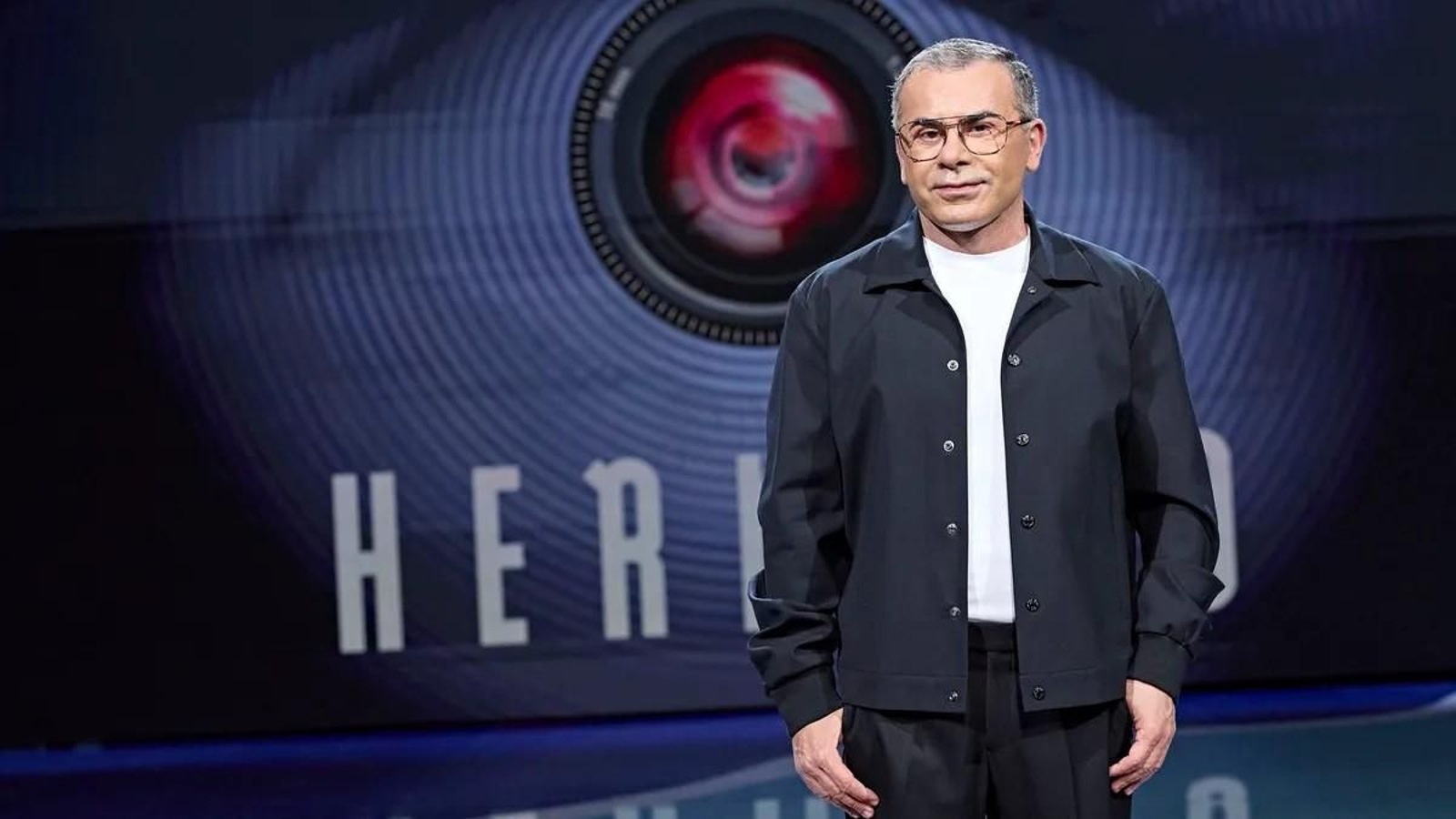 Jorge Javier Vázquez ante el logo de 'Gran Hermano 20' Jorge Javier Vázquez ante el logo de 'Gran Hermano 20'