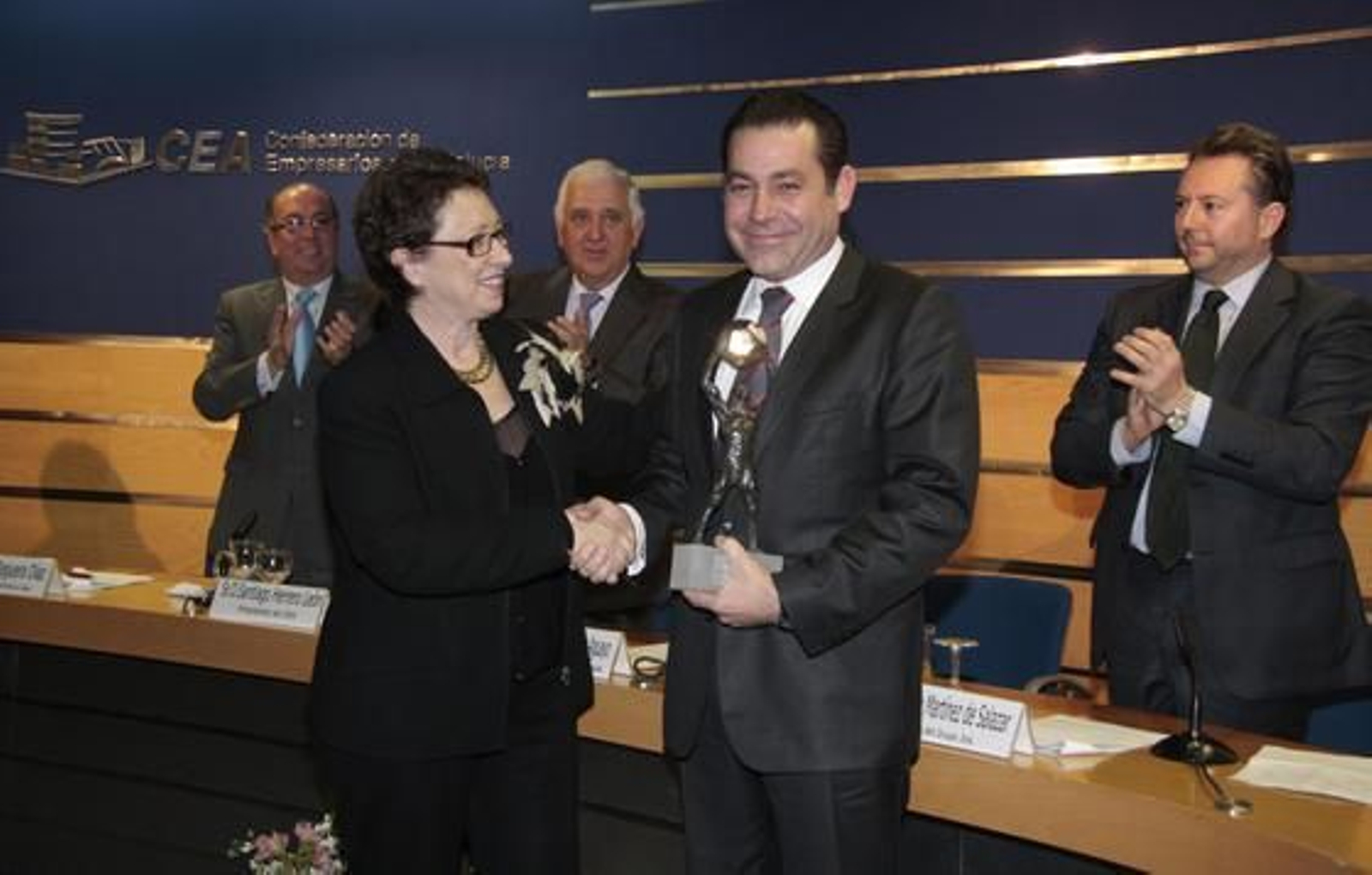 La consejera Carmen Martínez Aguayo felicita a Mario López Magdaleno por el galardón otorgado a Magtel en la categoría Medio Ambiente y Energías Renovables.

Foto: M. GOMEZ/ VICTORIA HIDALGO