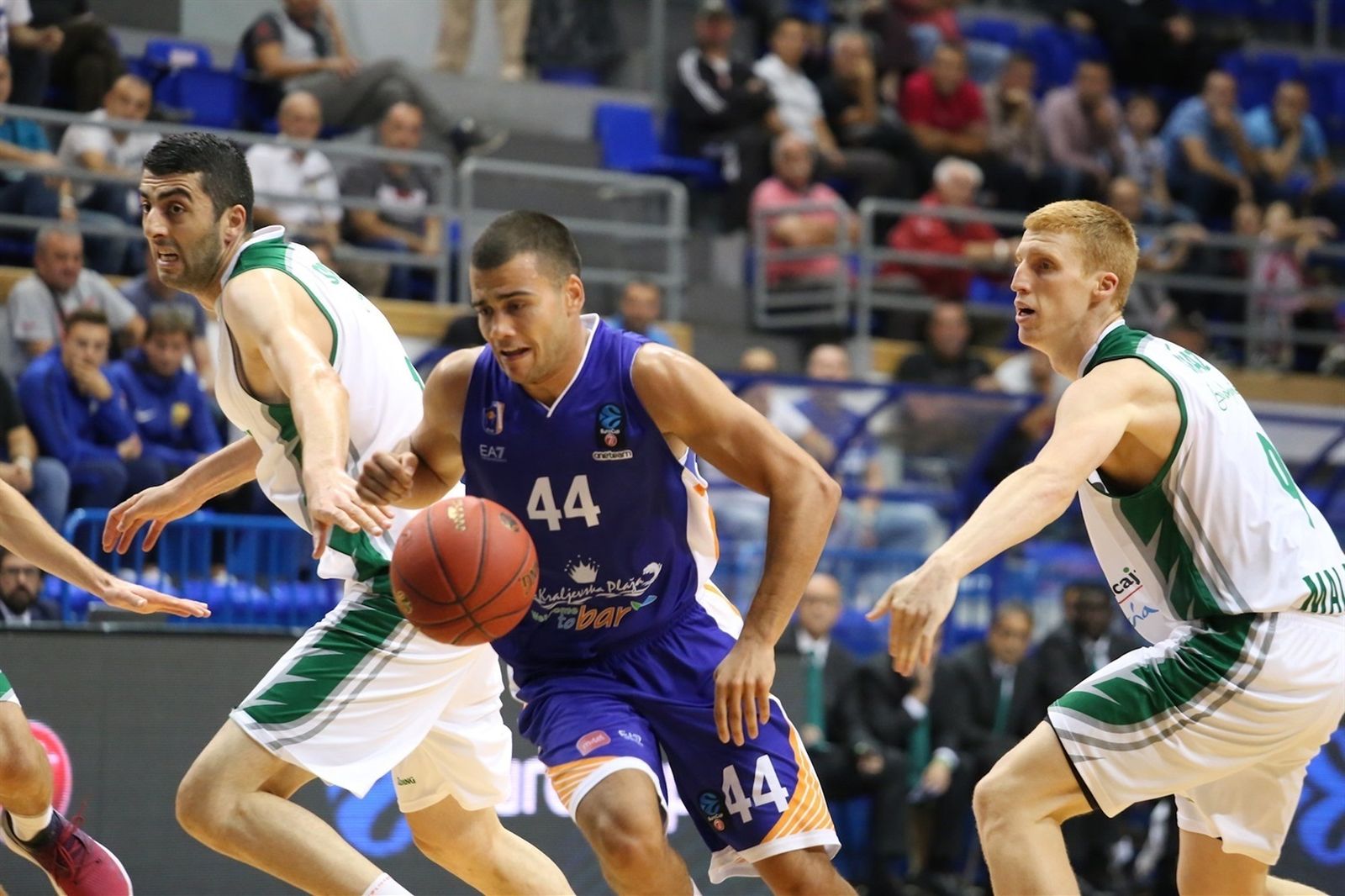 Shermadini y Alberto Díaz, intentan robarle el balón a Nikola Rebic.