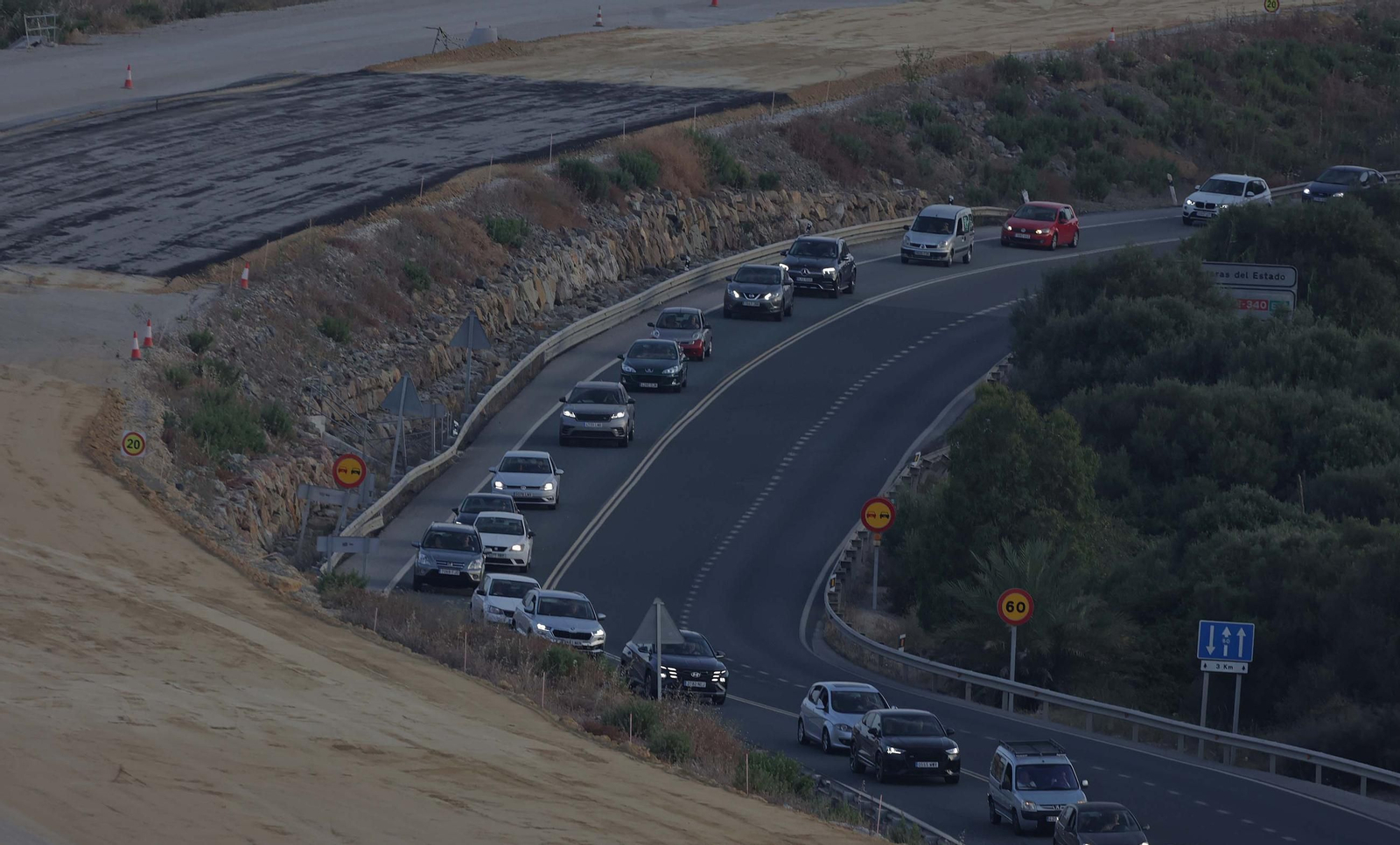 Fotos del colapso de tráfico en la N-340 por las obras del Acceso Sur de Algeciras