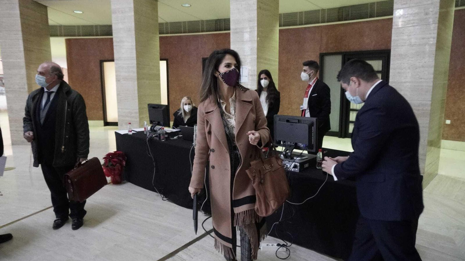 Carolina Alés, ante la mesa de acreditaciones, entre José María Manzano y Francisco Guijarro Raboy.