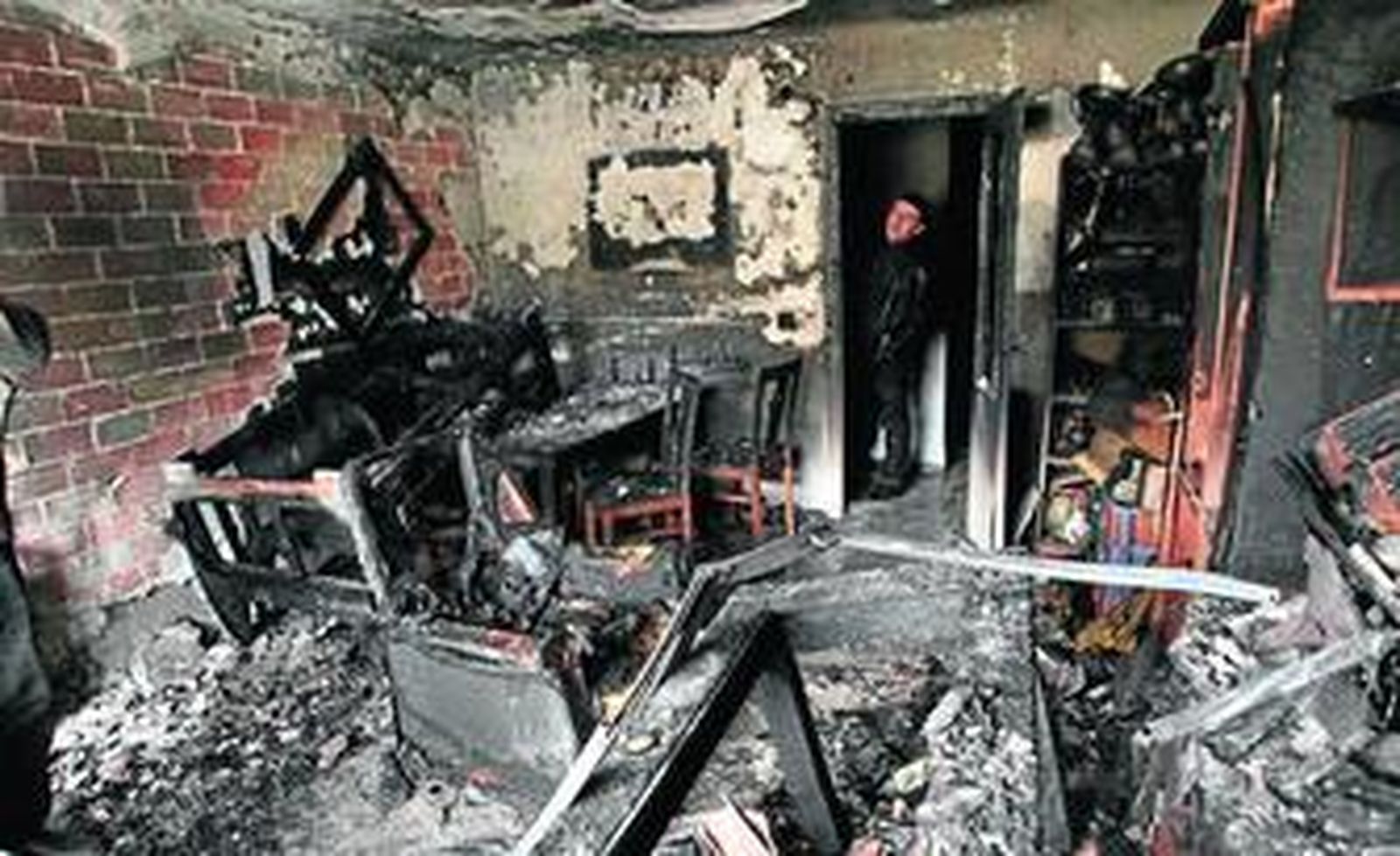 Estado en el que quedó la vivienda de la plaza del Obradoiro calcinada por las llamas.