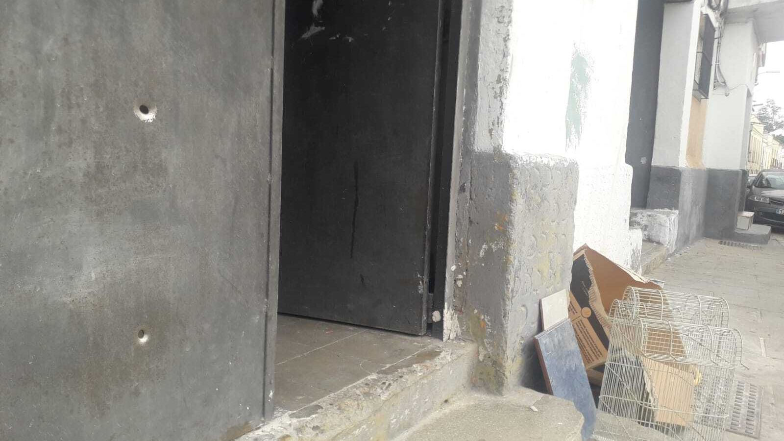 Agujeros de balas en el portal de la calle Nueva junto al que se registró el tiroteo.