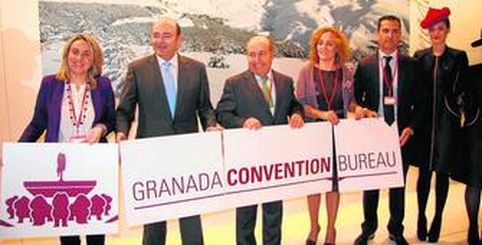 Los representantes del Ayuntamiento, la Diputación y la Federación de Hostelería presentaron también el nuevo logo del organismo.