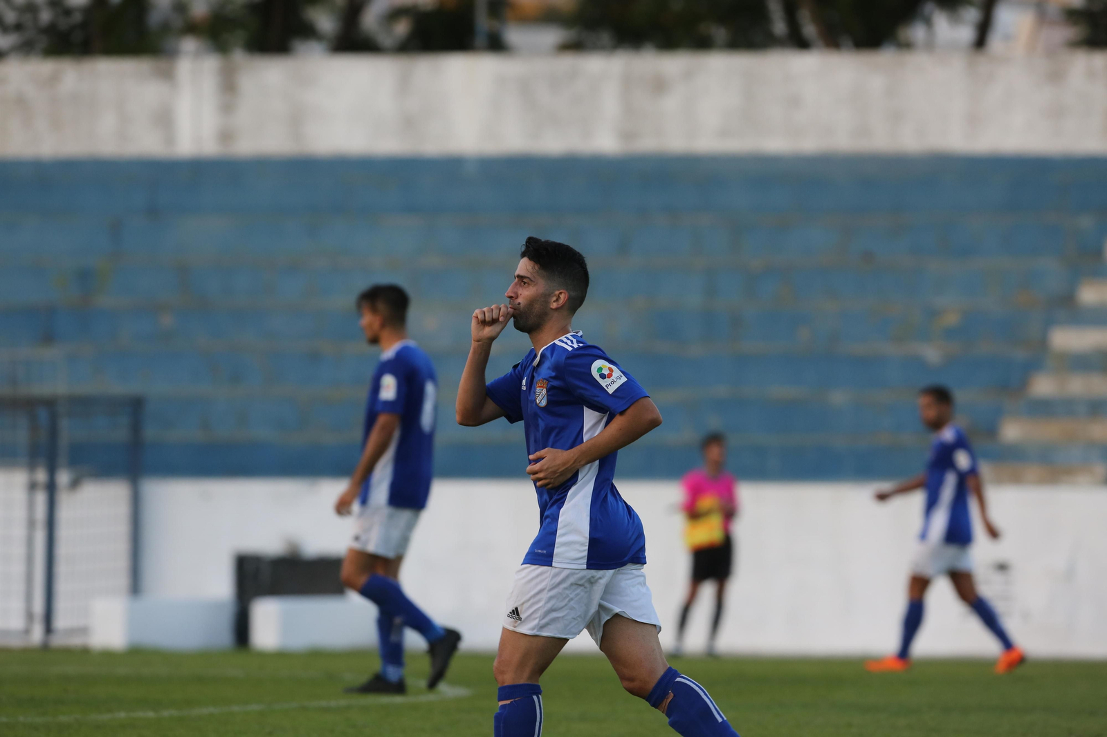 David Narváez celebra un gol ante el Conil.
