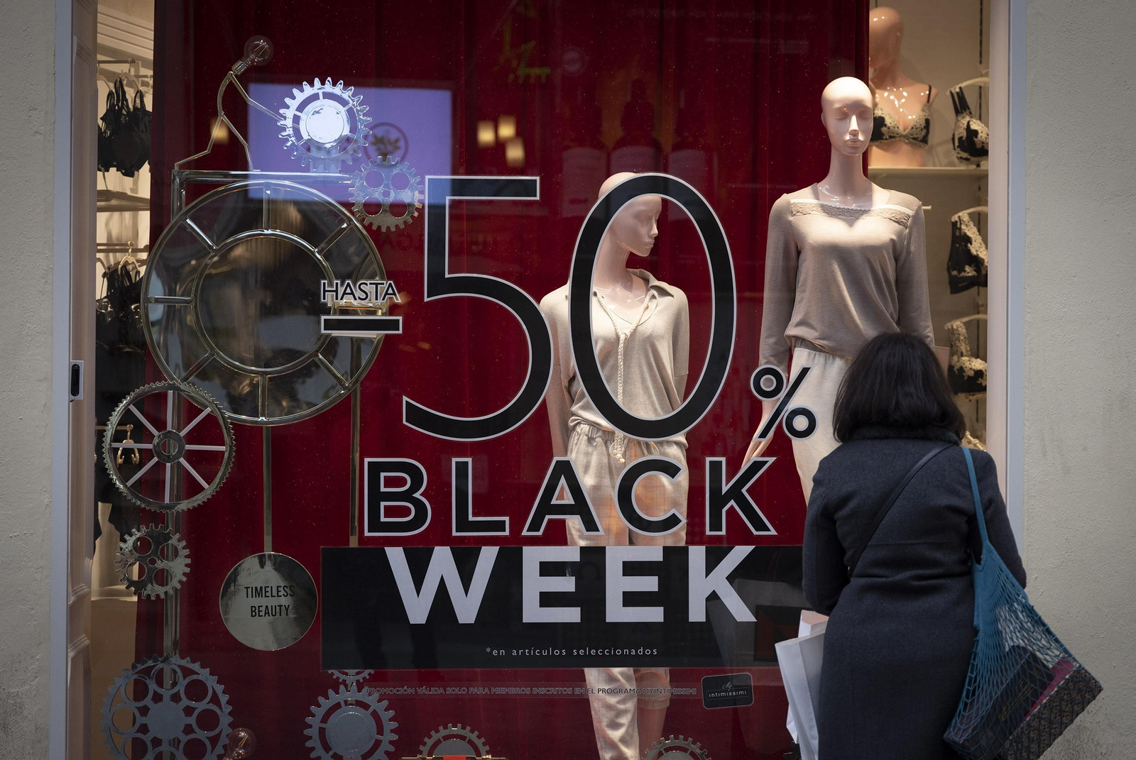 Los escaparates en Sevilla ya anuncian los descuentos del 'Black Friday'.