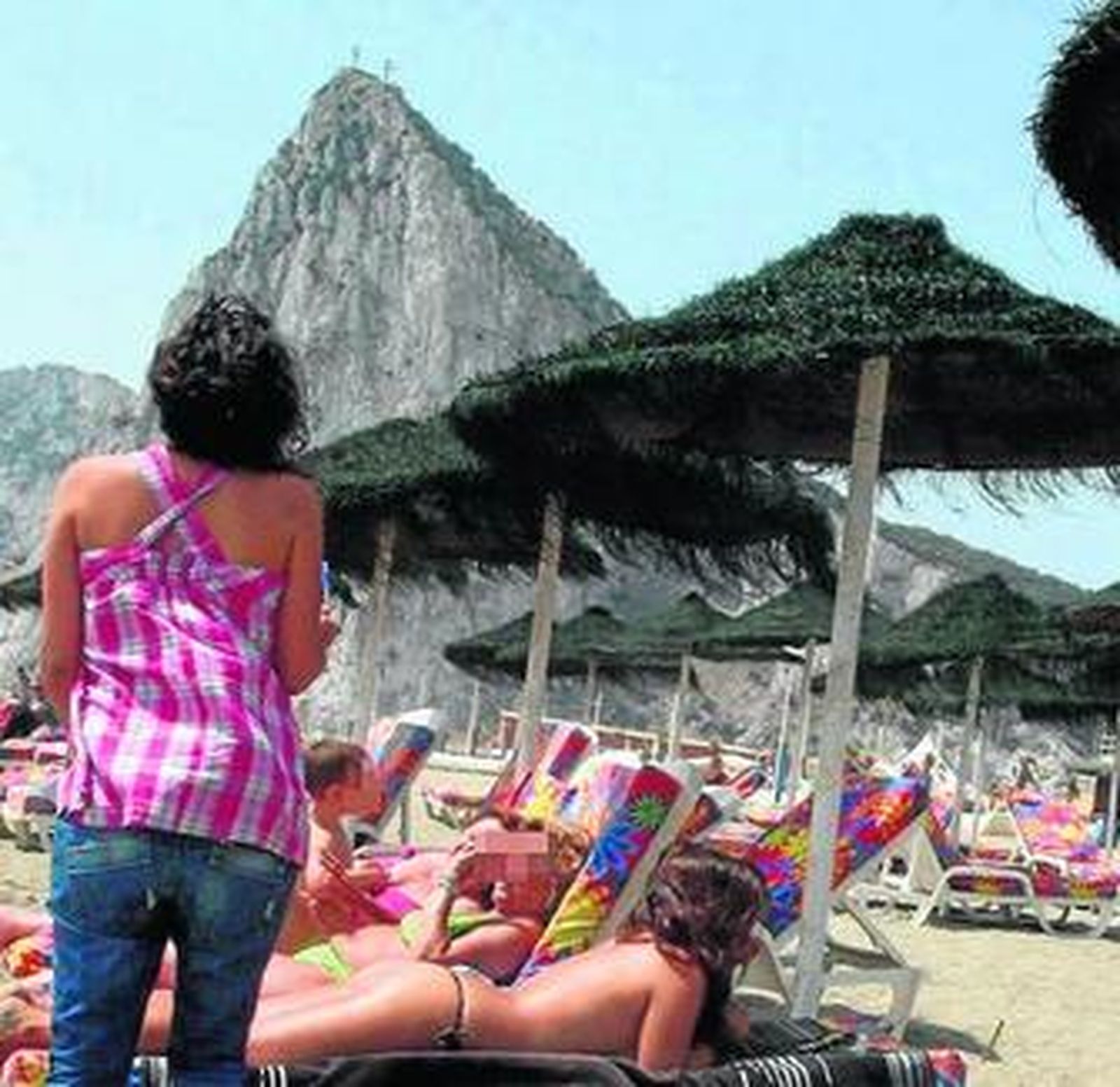 Europa Sur habla con algunos bañistas en Santa Bárbara.