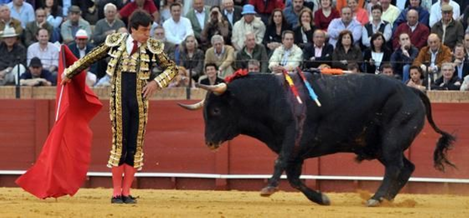 Antonio Barrera, en un muletazo por la espalda al peligrosísimo cuarto bis.

Foto: MManuel Gómez