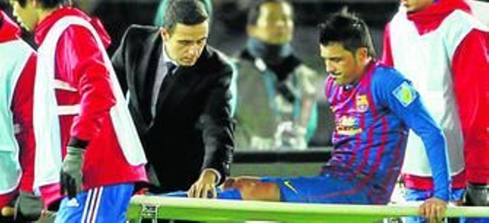 Villa se retira en camilla con gesto contrariado.