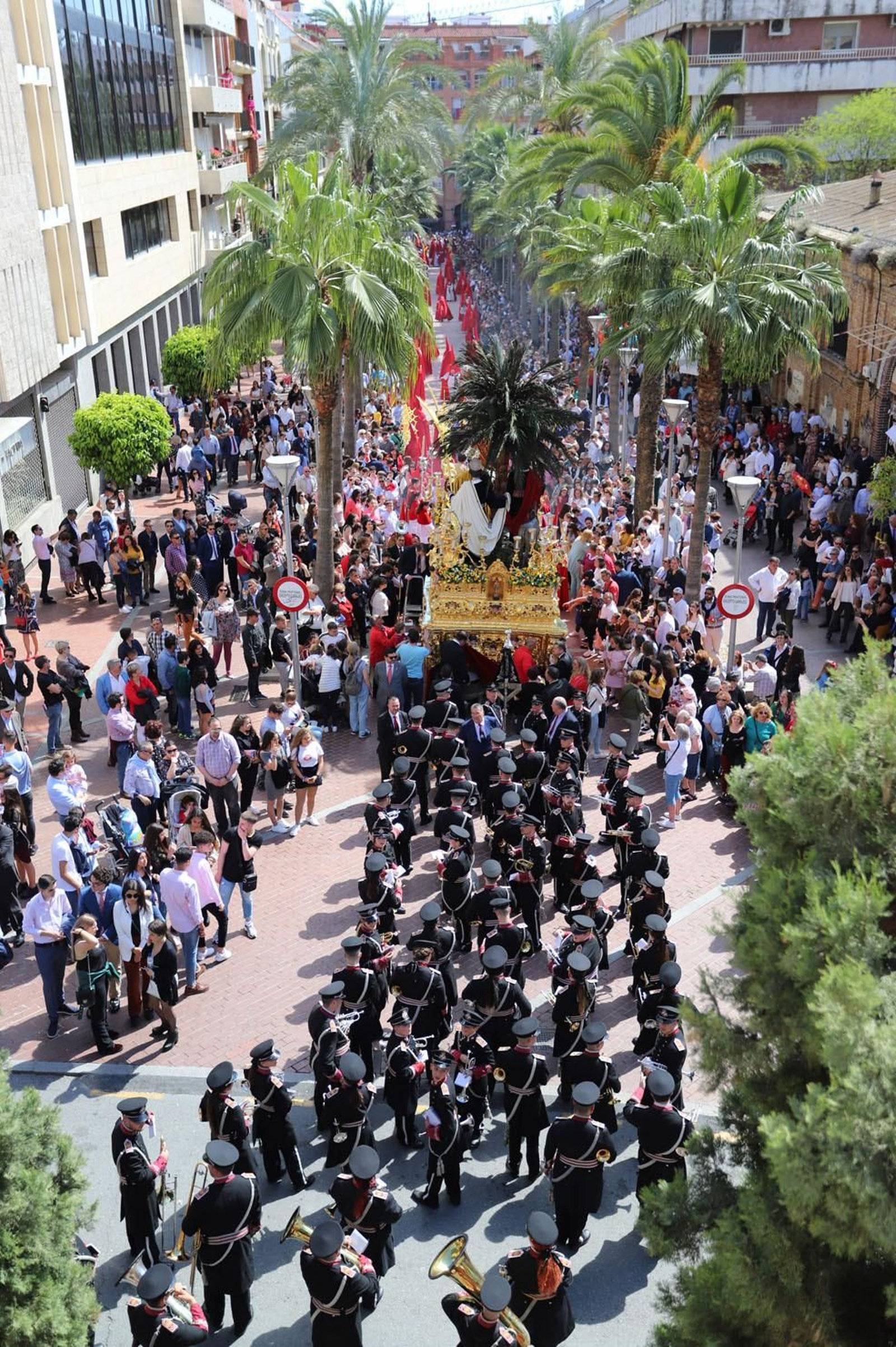 Imágenes del recorrido de la Borriquita  por las calles de Huelva
