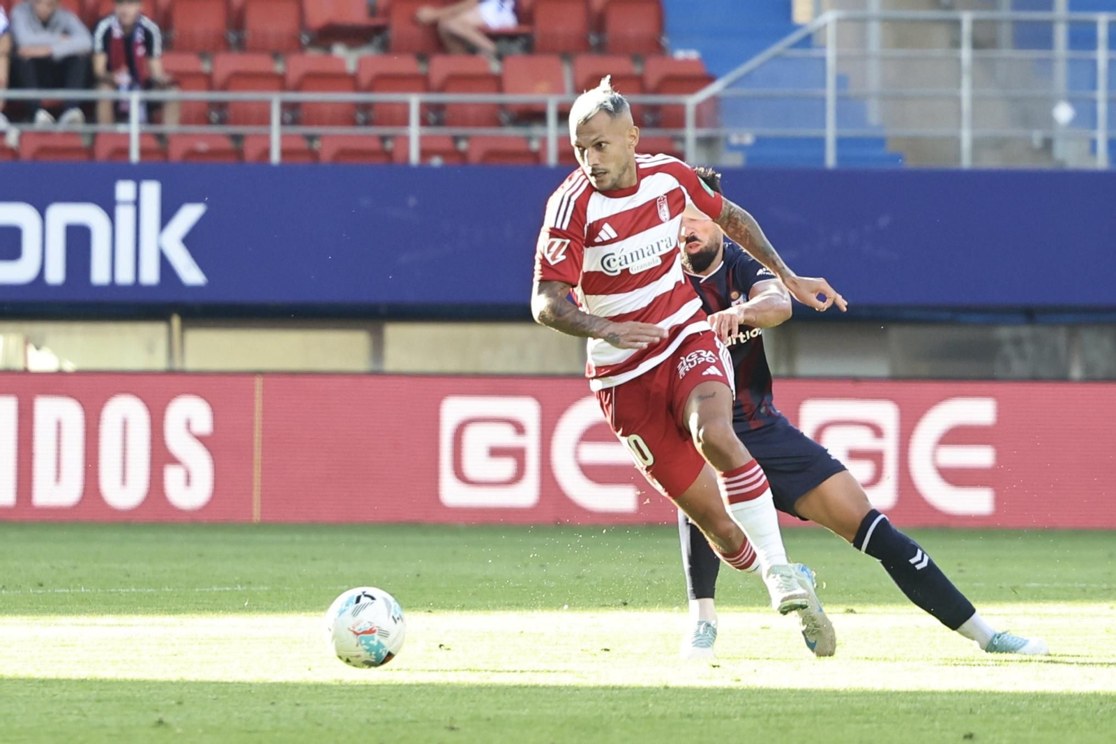 Stoichkov conduce el cuero en el partido ante el Eibar.
