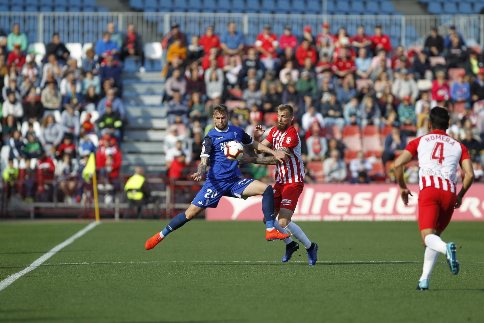 Esteban Saveljich encima a José Carrillo durante la última visita de los cordobeses al Estadio de los Juegos Mediterráneos.