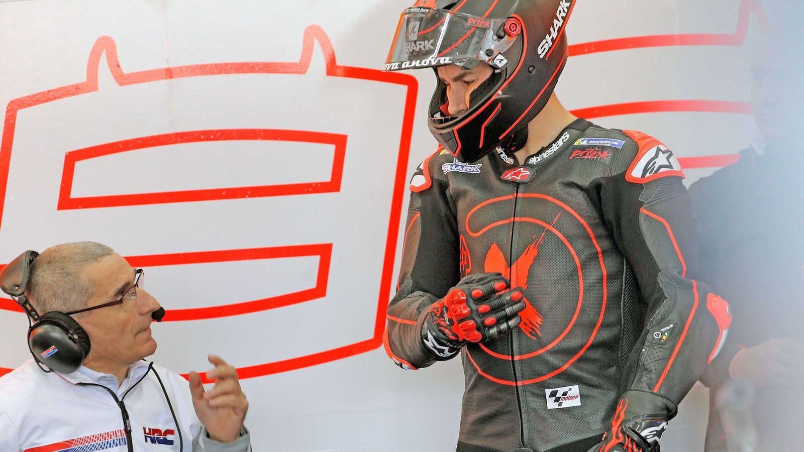 Jorge Lorenzo, en el box de Honda durante los entrenamientos en Cheste.