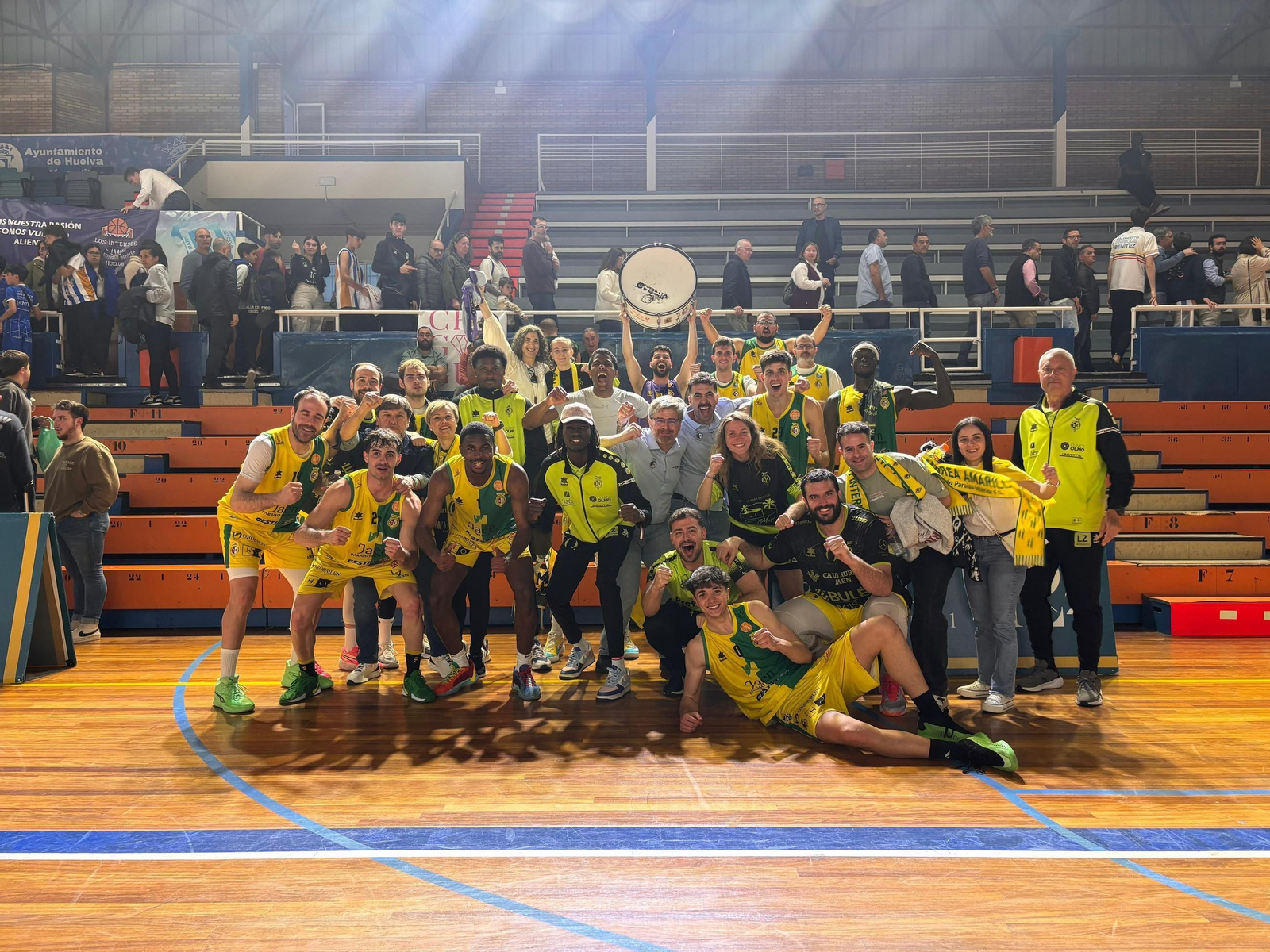 La expedición jiennense celebra el triunfo en el Pabellón Andrés Estrada.