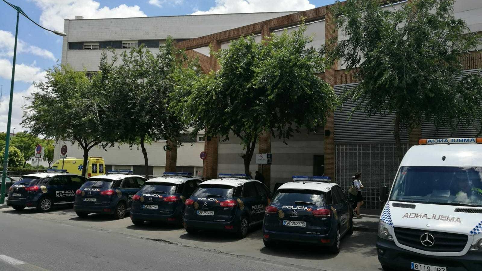 Cinco patrulleros de  la Policía en el  Hospital Macarena en una imagen de 2018.