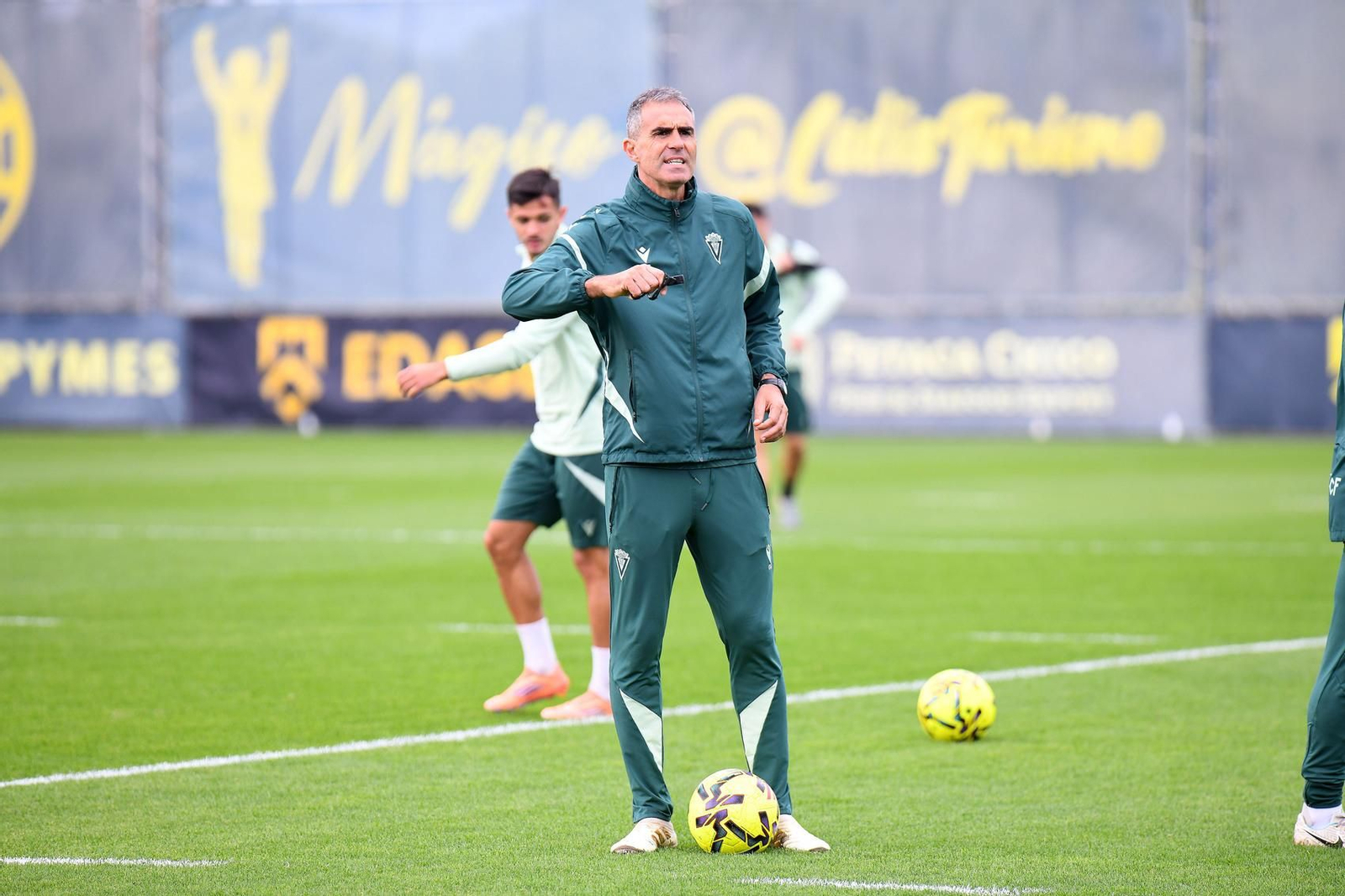 Gaizka Garitano aprieta a sus pupilos en el entrenamiento de este viernes.